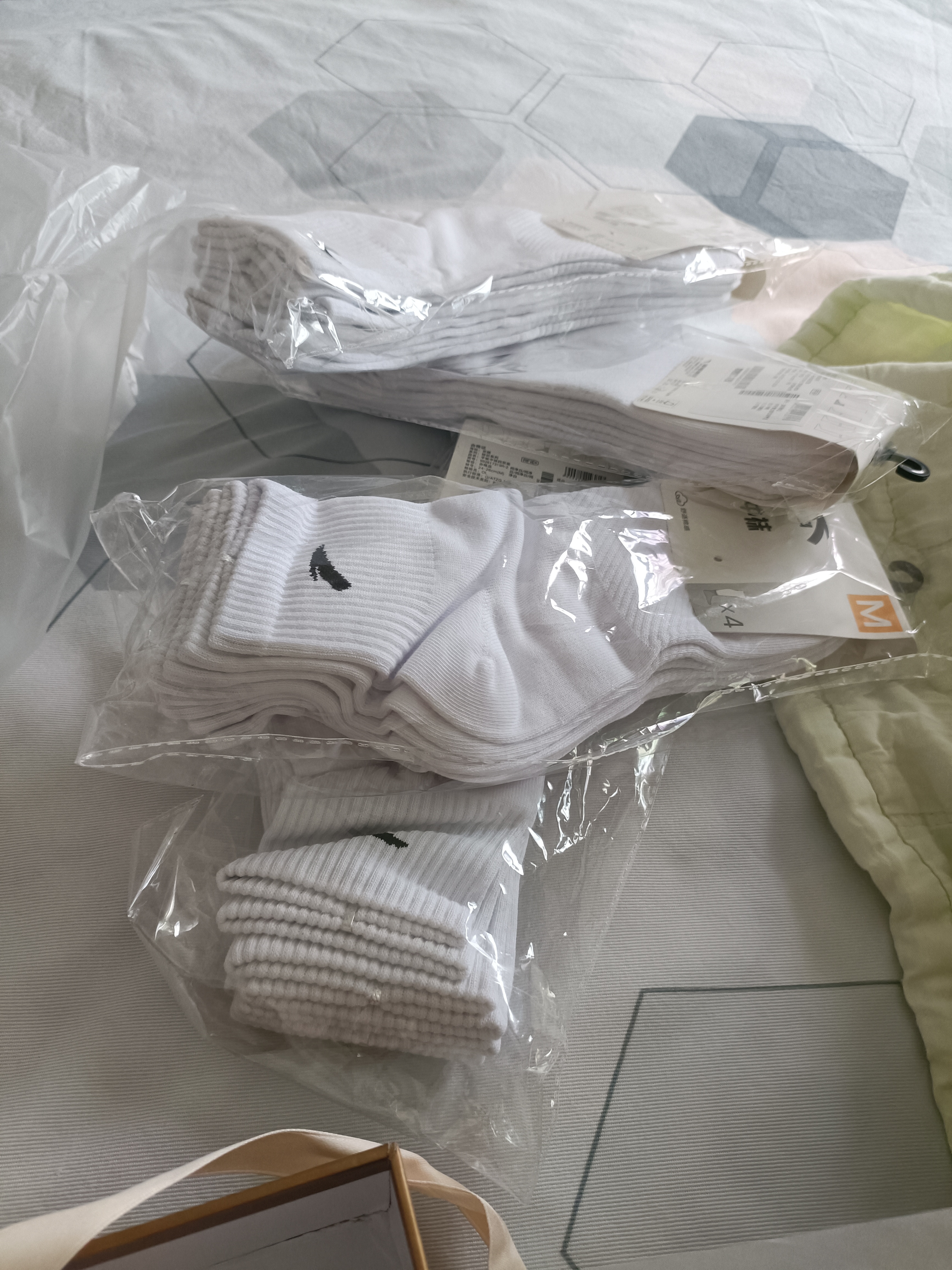 安踏（ANTA）【多双装】运动袜男女棉质吸汗透气中长短袜训练跑步篮球袜子 【中袜4双装】992617319R-2 均码（38-42码） 实拍图