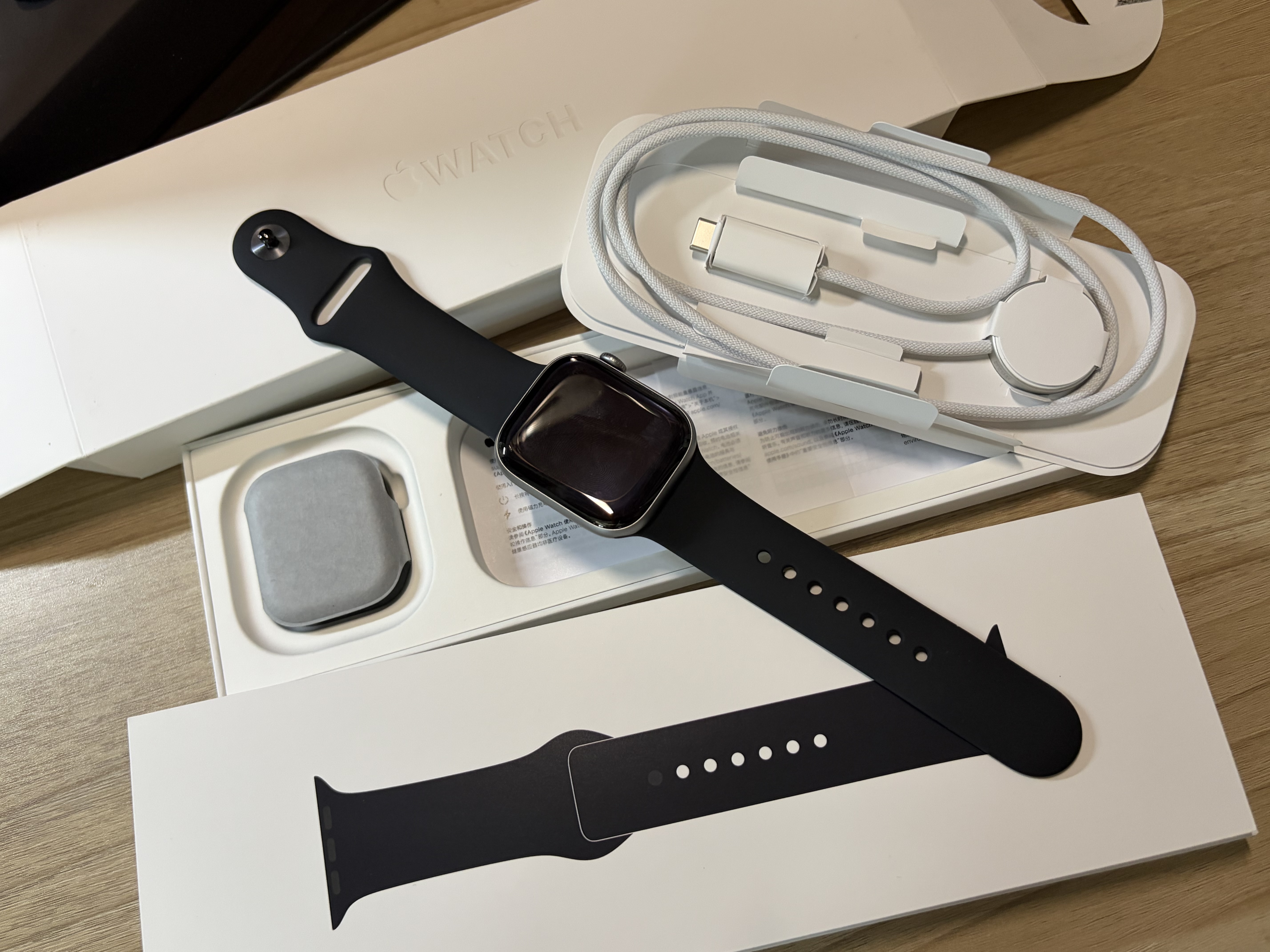 Apple/苹果 Watch S11 智能手表GPS款42毫米深空灰色铝金属表壳黑色运动型表带S/M MEUG4CH/B 实拍图