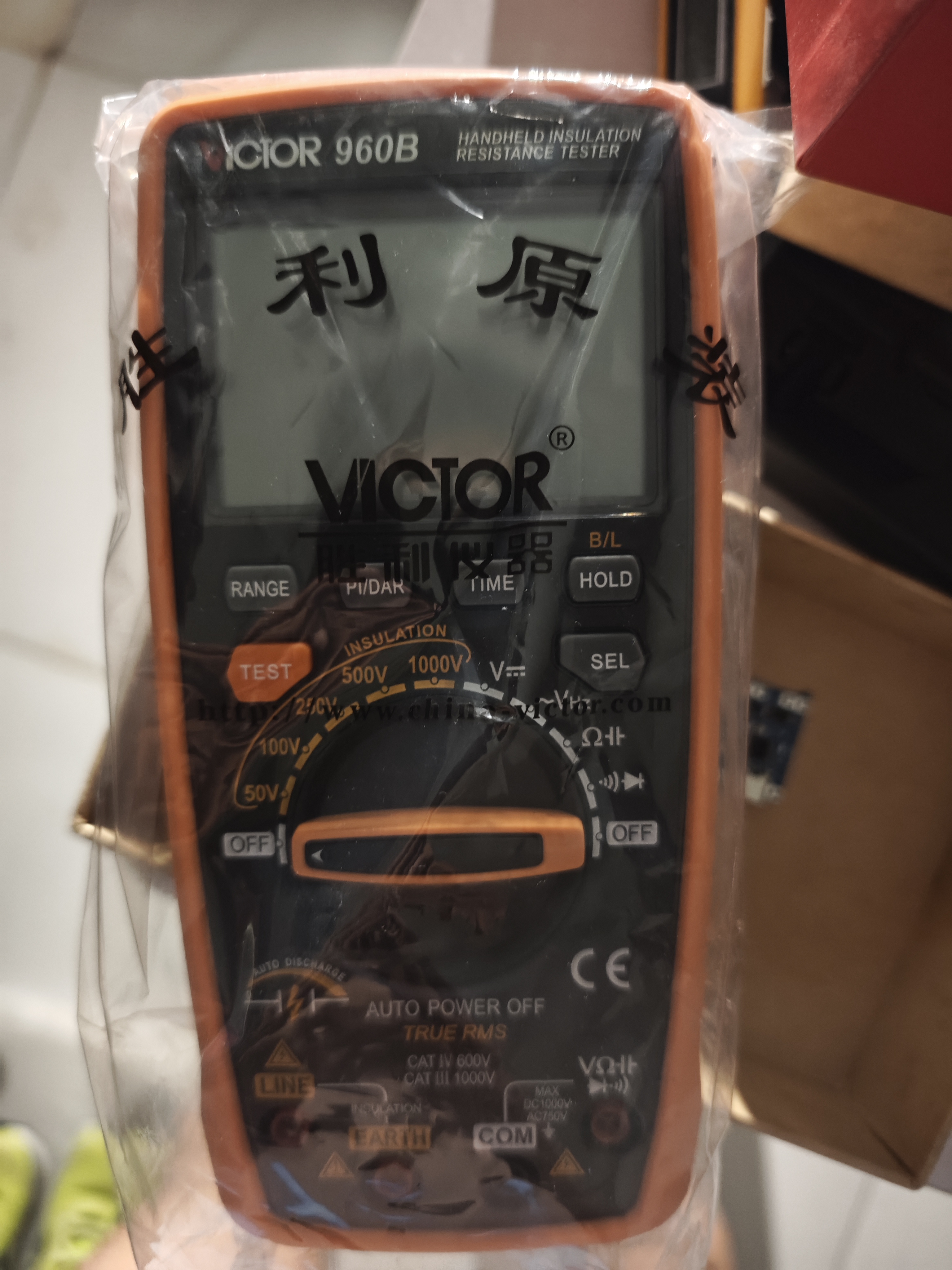 胜利仪器（VICTOR）手持式绝缘电阻测试仪数字摇表绝缘表兆欧表万用表二合一 VC960B 实拍图