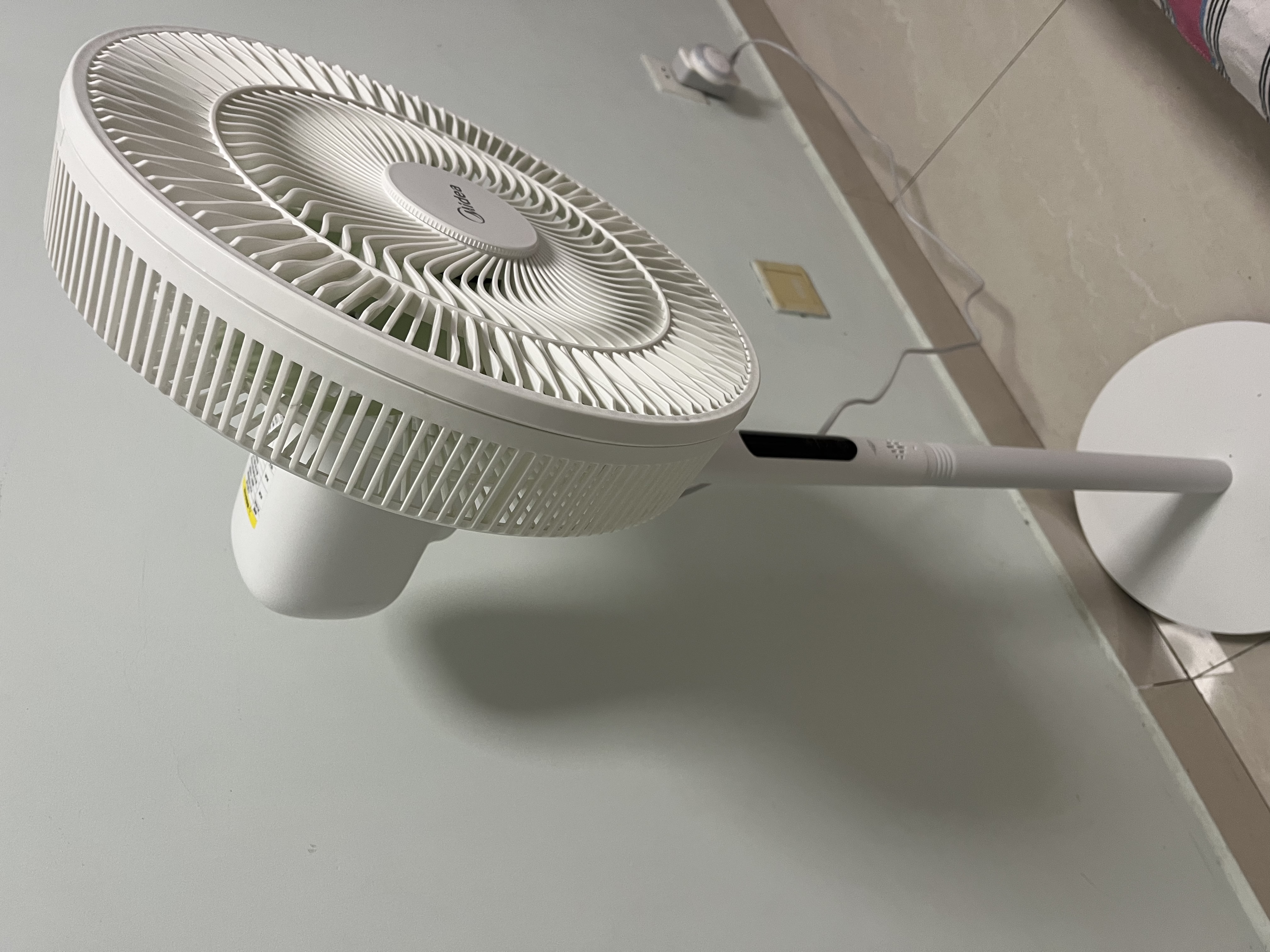 美的（Midea）【幸运草安睡1S】直流变频语音遥控电风扇家用卧室静音落地式风扇台式抗菌大风力一级能效节能电扇 实拍图