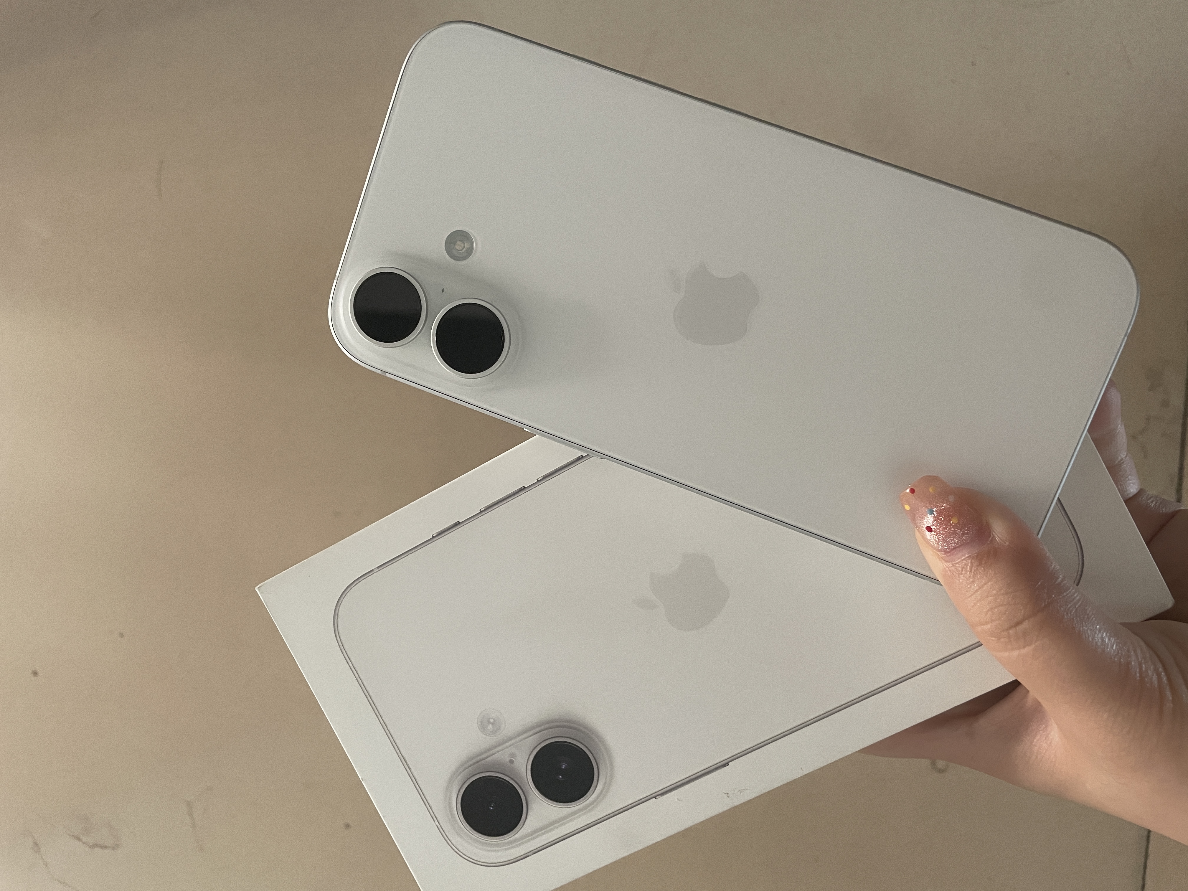 Apple/苹果 iPhone 16（A3288）128GB 白色 支持移动联通电信5G 双卡双待手机 实拍图