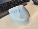 罗技（Logitech）Lift人体工学鼠标 垂直鼠标 小手鼠标 无线蓝牙鼠标 3台设备秒切换 带Logi Bolt接收器 白色 实拍图