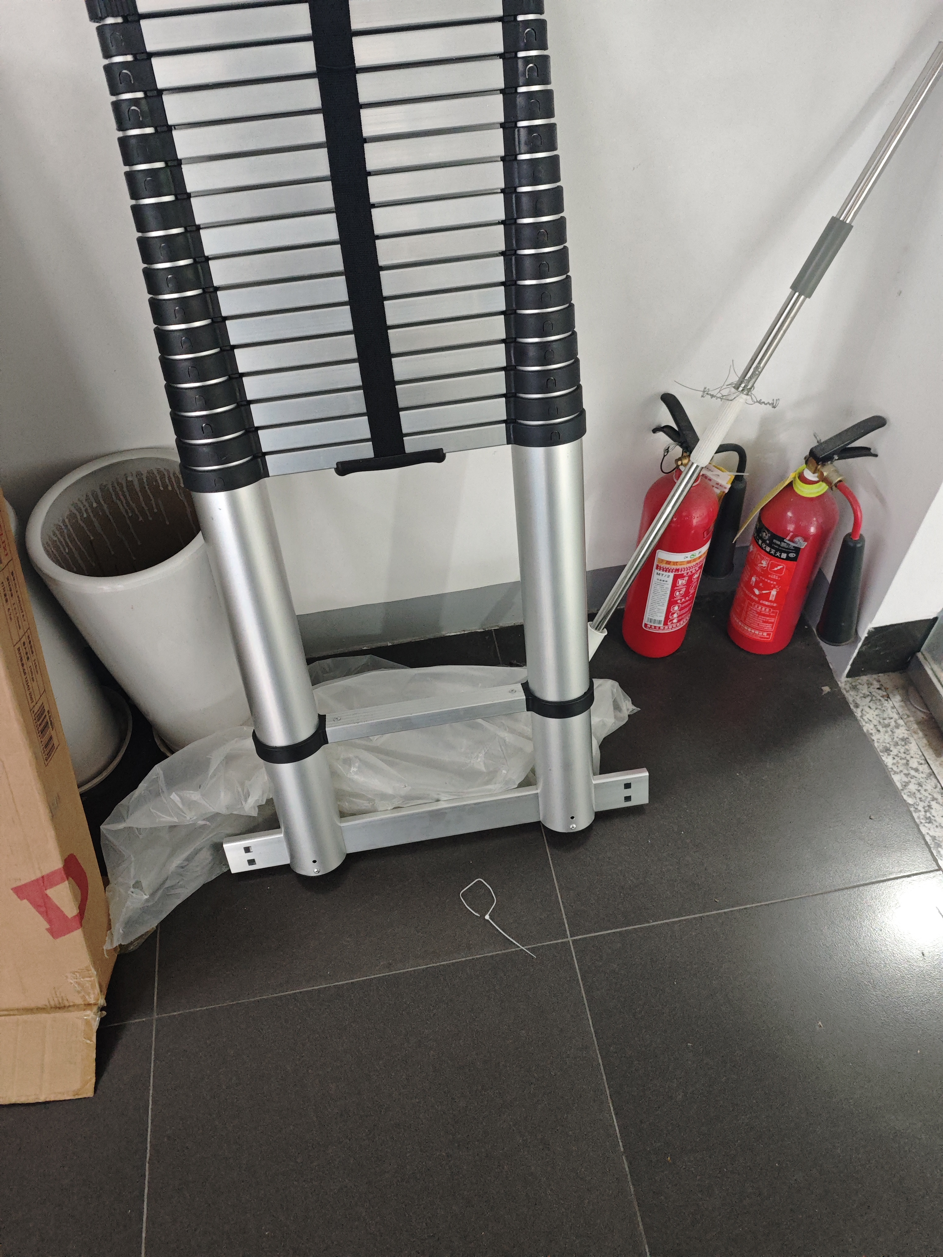 德力西电气（DELIXI）伸缩梯铝合金加厚工程梯便携多功能带钩单面直梯6.7米 实拍图