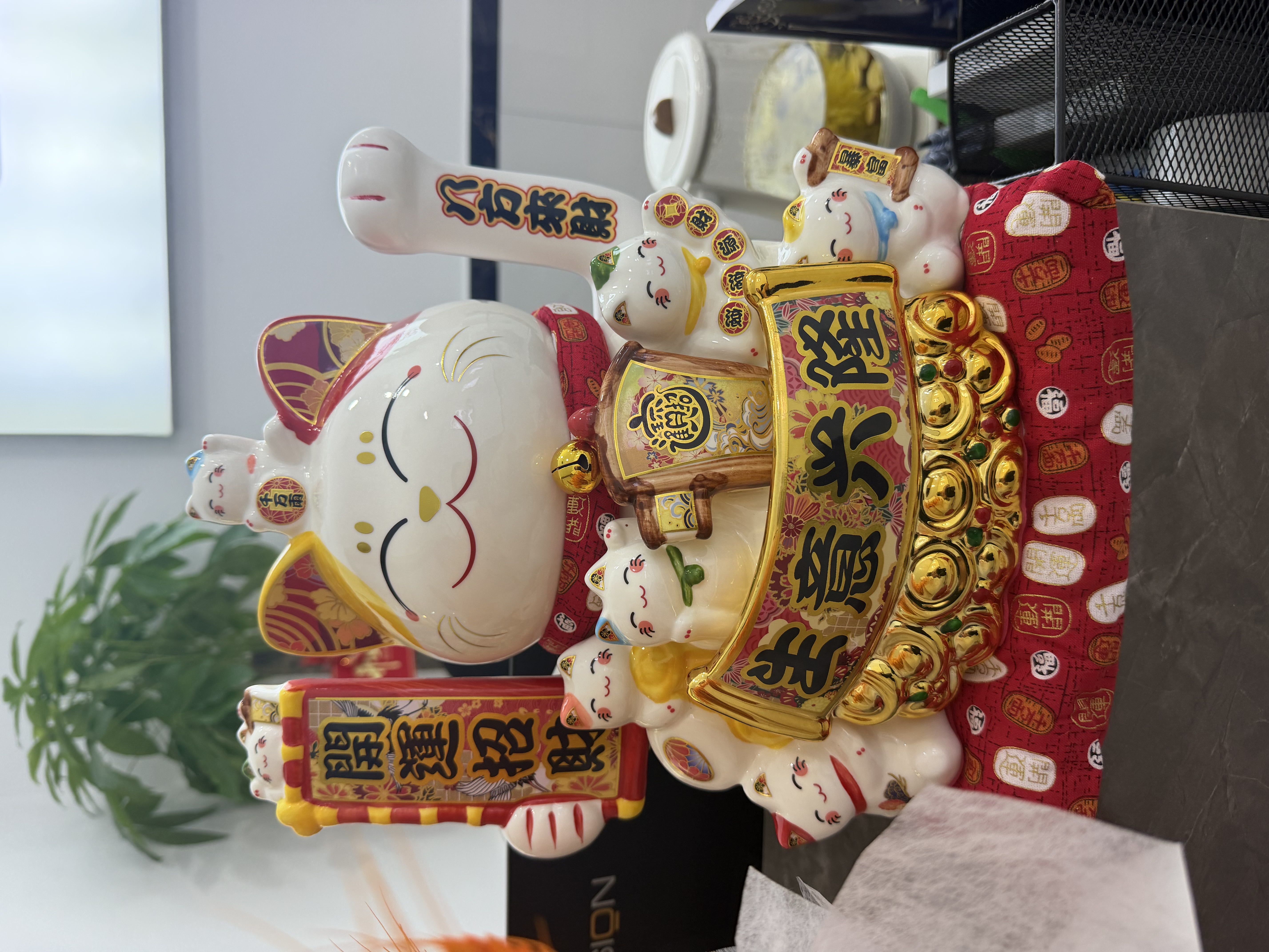 吉猫堂招财猫摆件开业大号自动摇手店铺前台家居客厅装饰发财猫送礼礼品 32CM高【我为财运举大旗】当次日达 【礼盒+坐垫+围脖】电池插电两用 实拍图