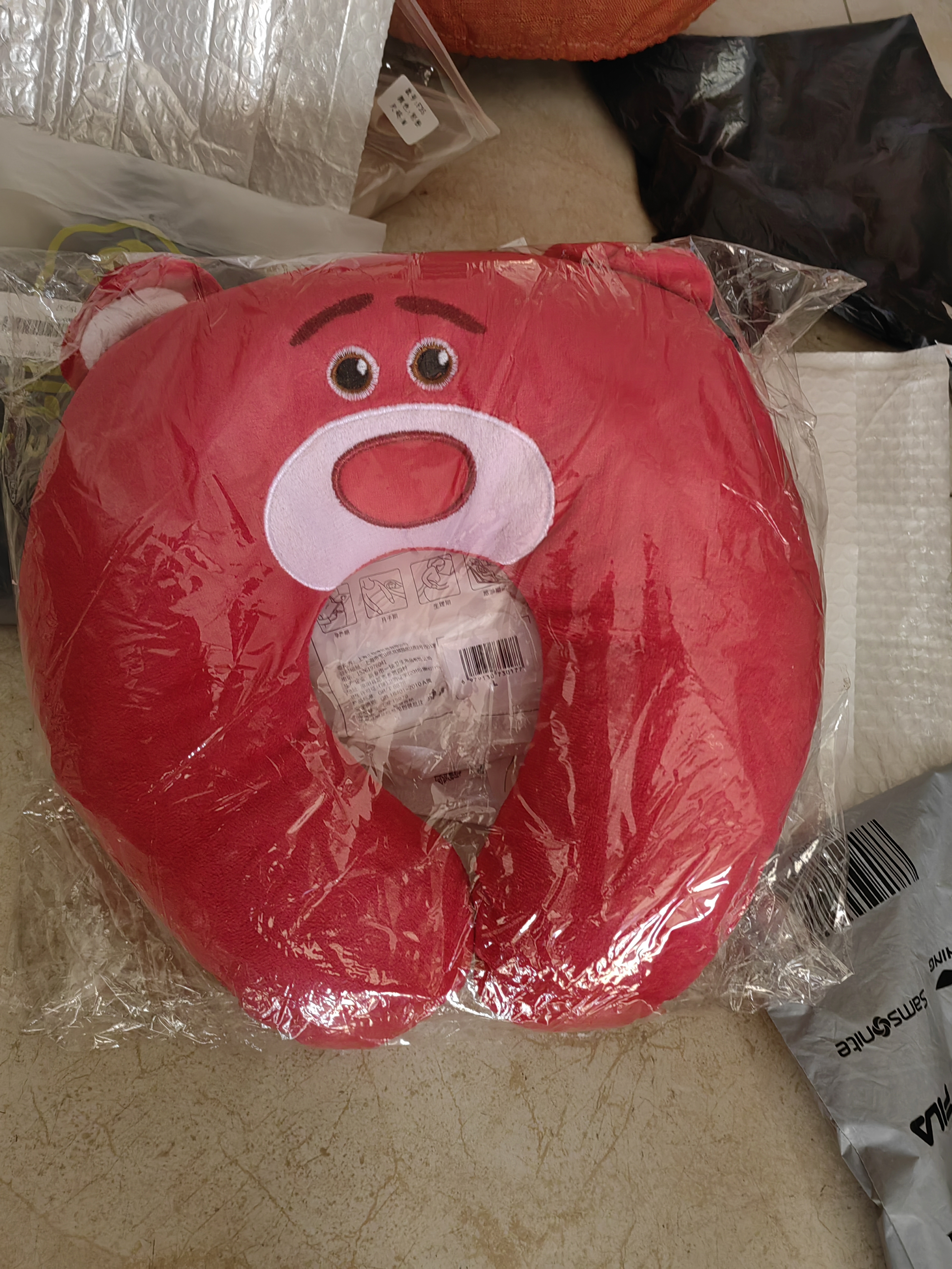 【京东物流】草莓熊u型颈枕迪士尼同款抱枕抱抱龙u型颈枕护颈枕 草莓熊（东大版） 实拍图
