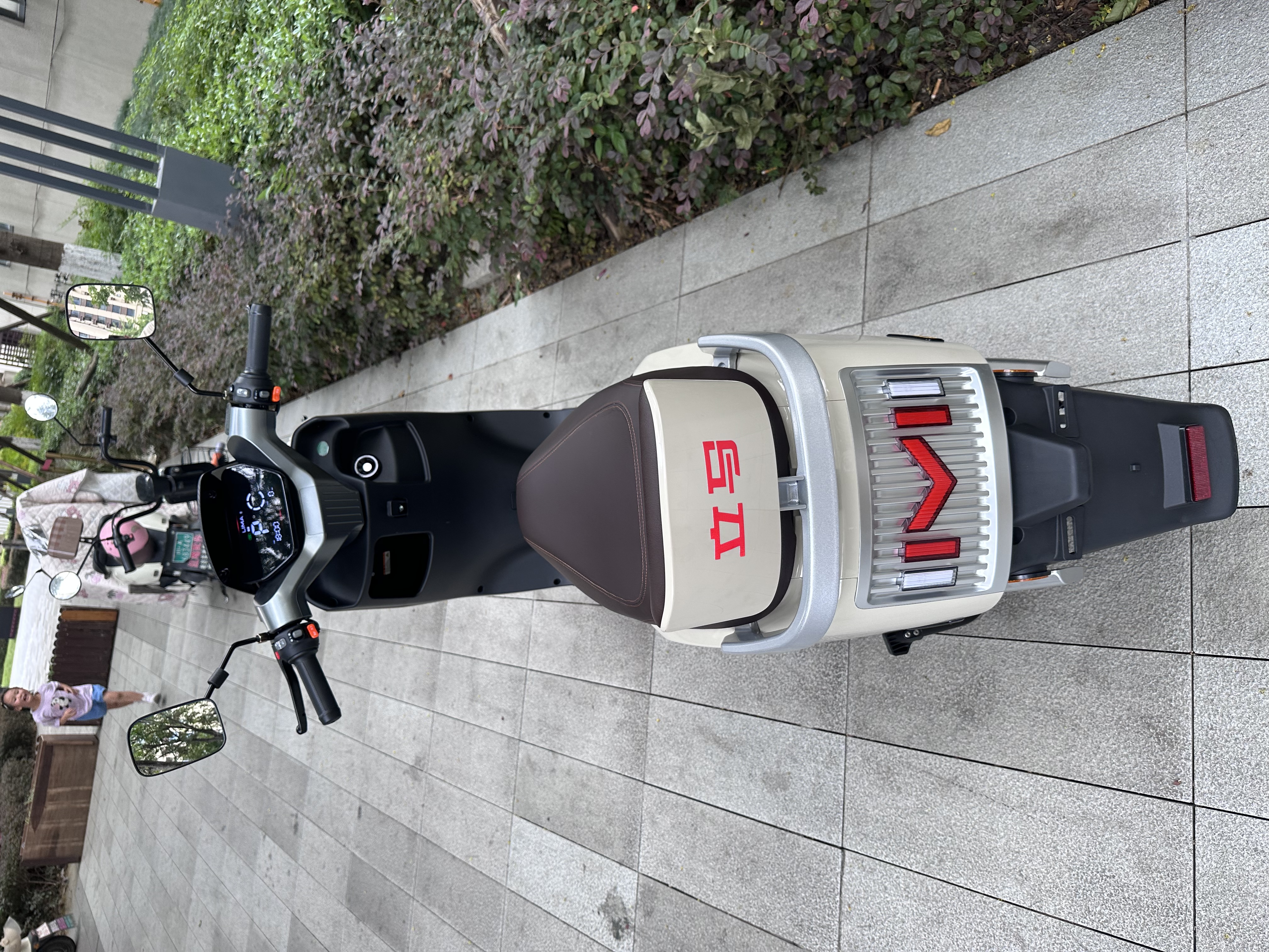 立马电动摩托车耀影 至高106KM72V32Ah长续航智能APP外卖通勤电动车茶白 实拍图