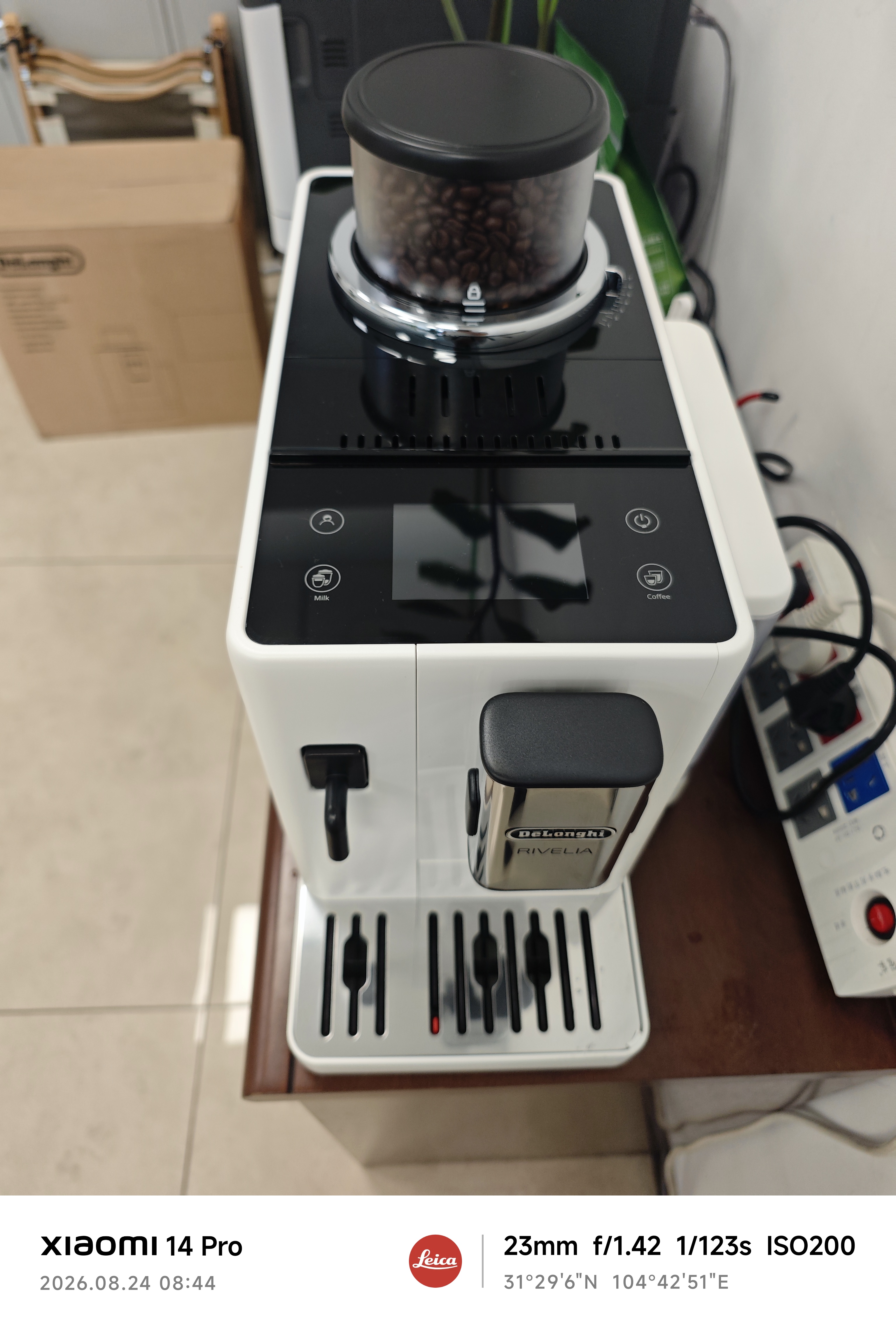 德龙（Delonghi）咖啡机 家用全自动咖啡机 进口意式小型现磨 冷热双奶泡智能互联全彩触屏可换豆仓R5 W 白月光礼物 实拍图
