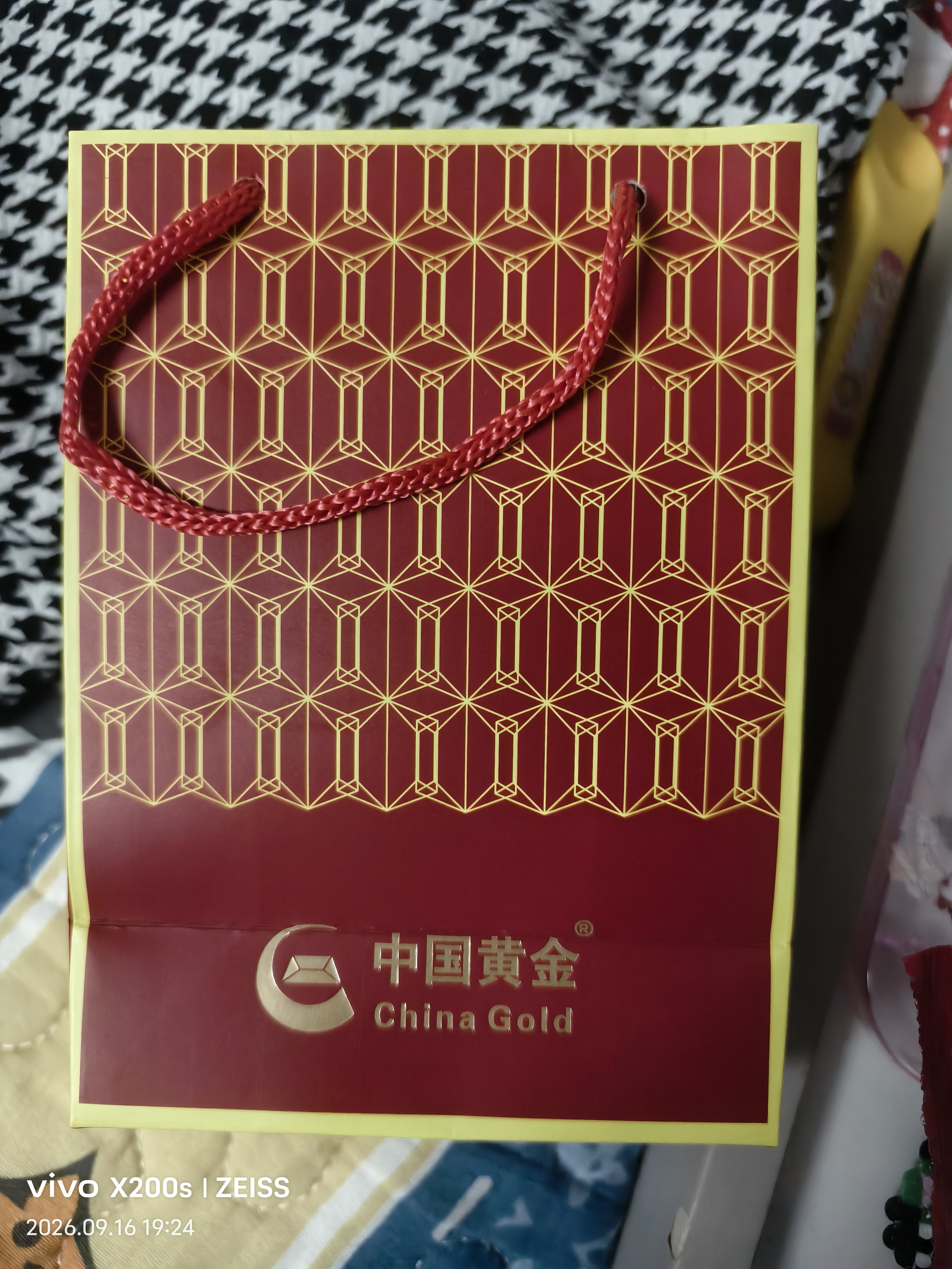 中国黄金（CHINA GOLD）莫比乌斯环黄金吊坠女足金锁骨项链爱无止境情人节礼物送女友老婆 【今/次日达】莫比乌斯 约0.5g【赠银镀金链】 实拍图