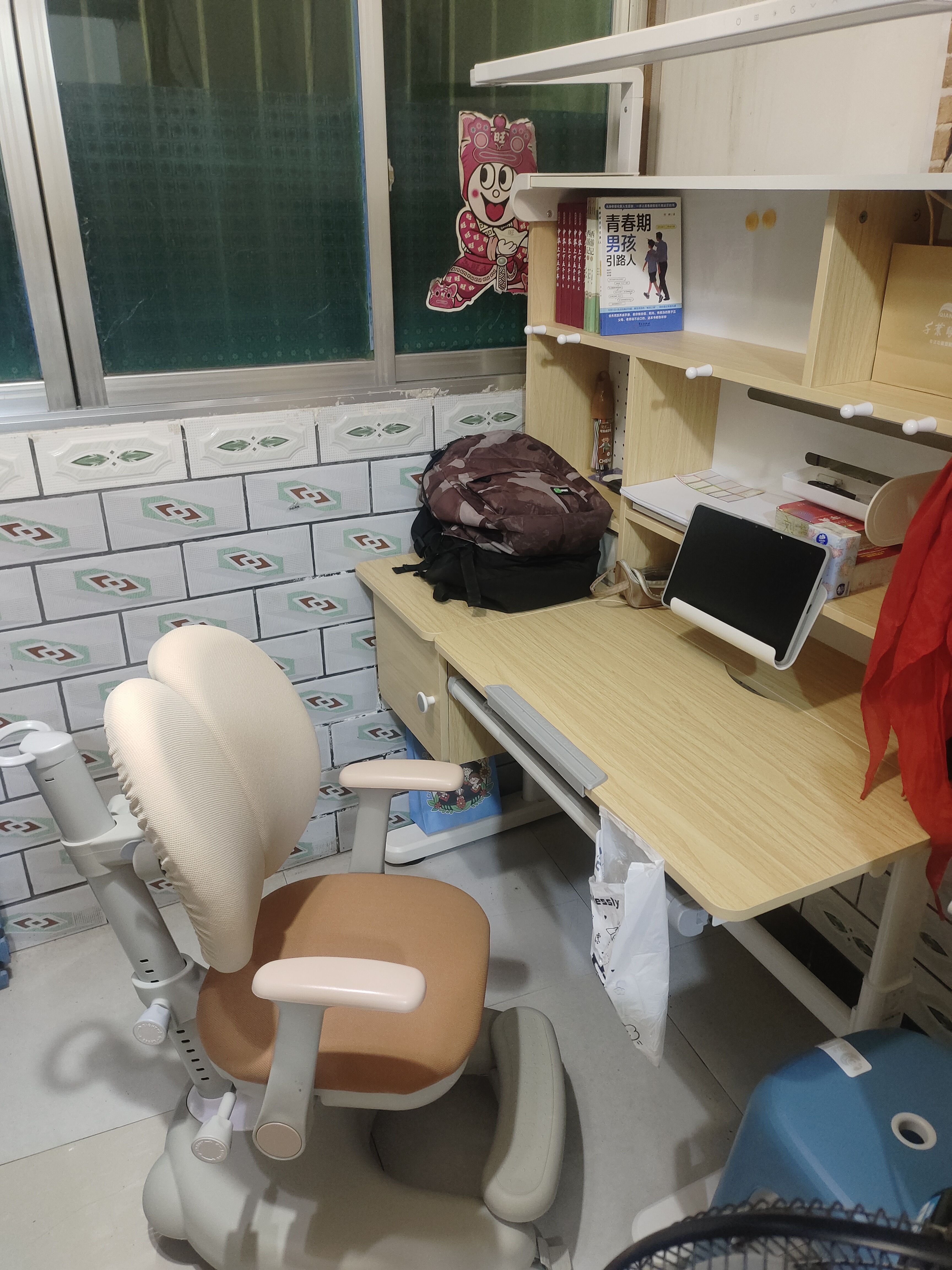 童状元 成长星 儿童学习桌椅实木套装L120写字书桌中小学生3-18岁桌课椅 【AI声控大路灯】1.2米实木桌+书柜+吊柜+追背椅咖 实拍图