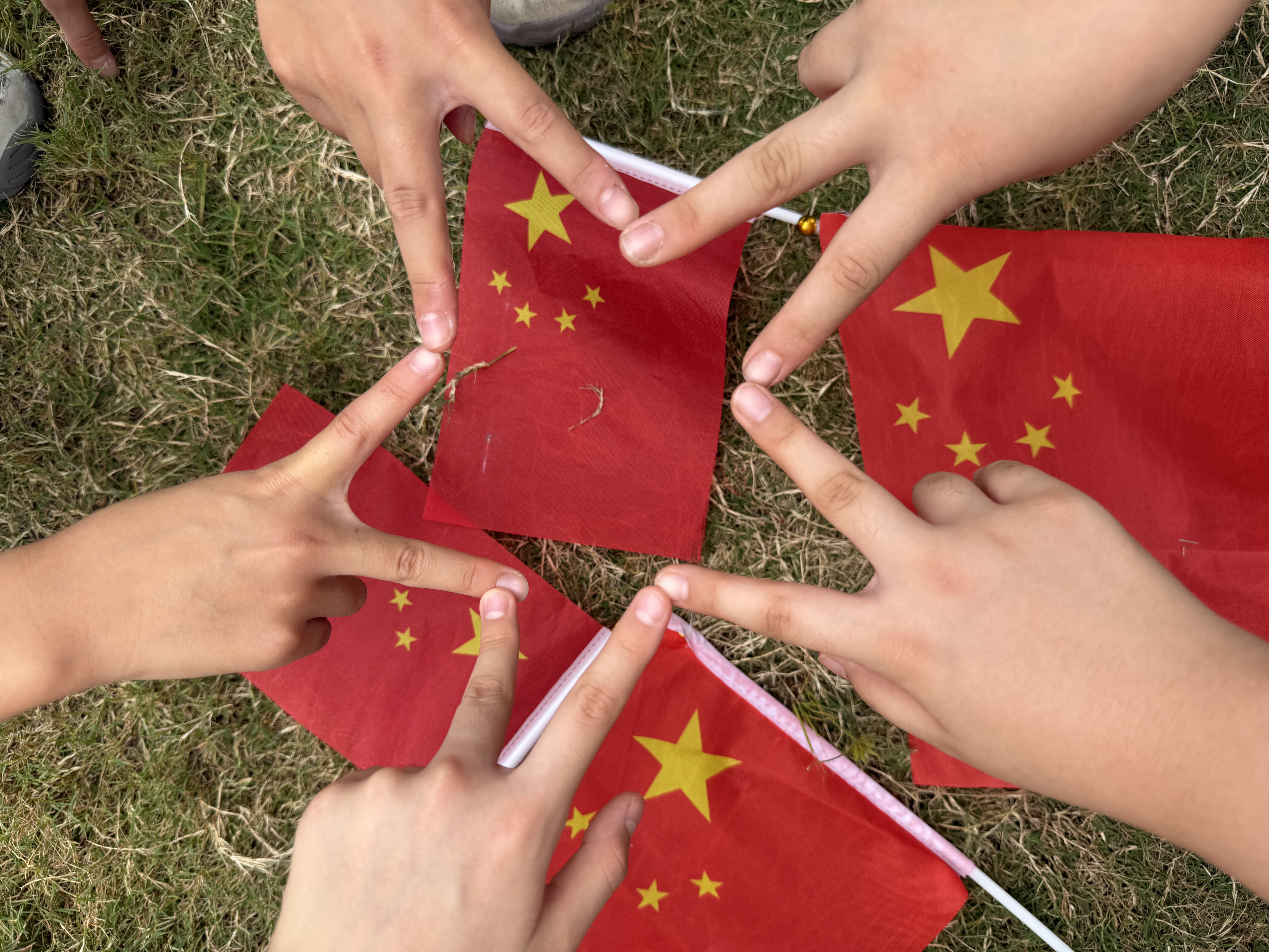 优和（UHOO）国庆小国旗手持小红旗小五星红旗帜手摇旗杆 8号50面带杆14*21cm送贴纸 户外儿童手拿小旗子带杆 实拍图