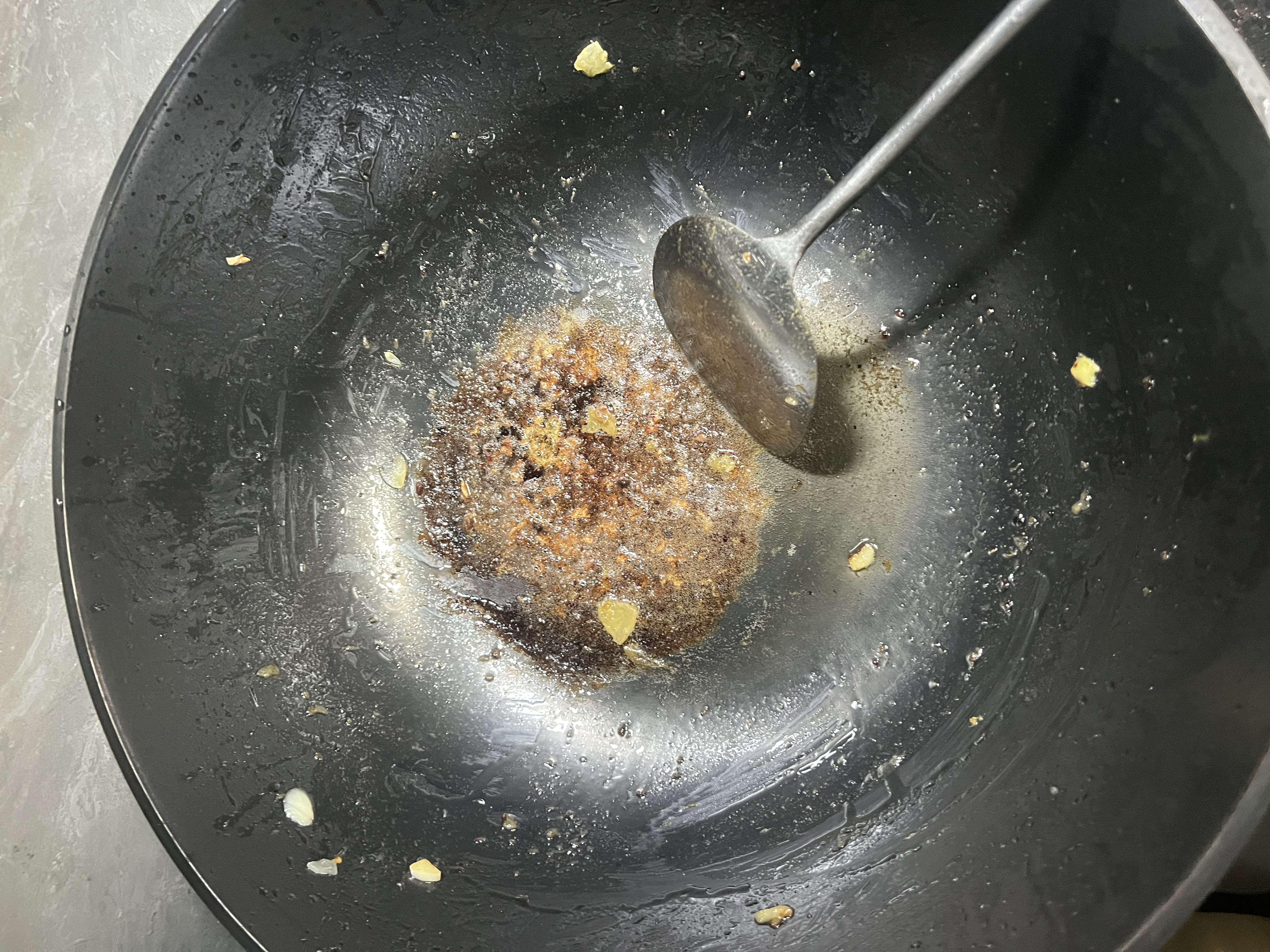 中轶（INYI）铸铁锅双耳大炒锅加深大容量无涂层不粘锅平底生铁锅燃气电磁通用 40CM适合8-12人用含锅盖/蒸片/刷 实拍图