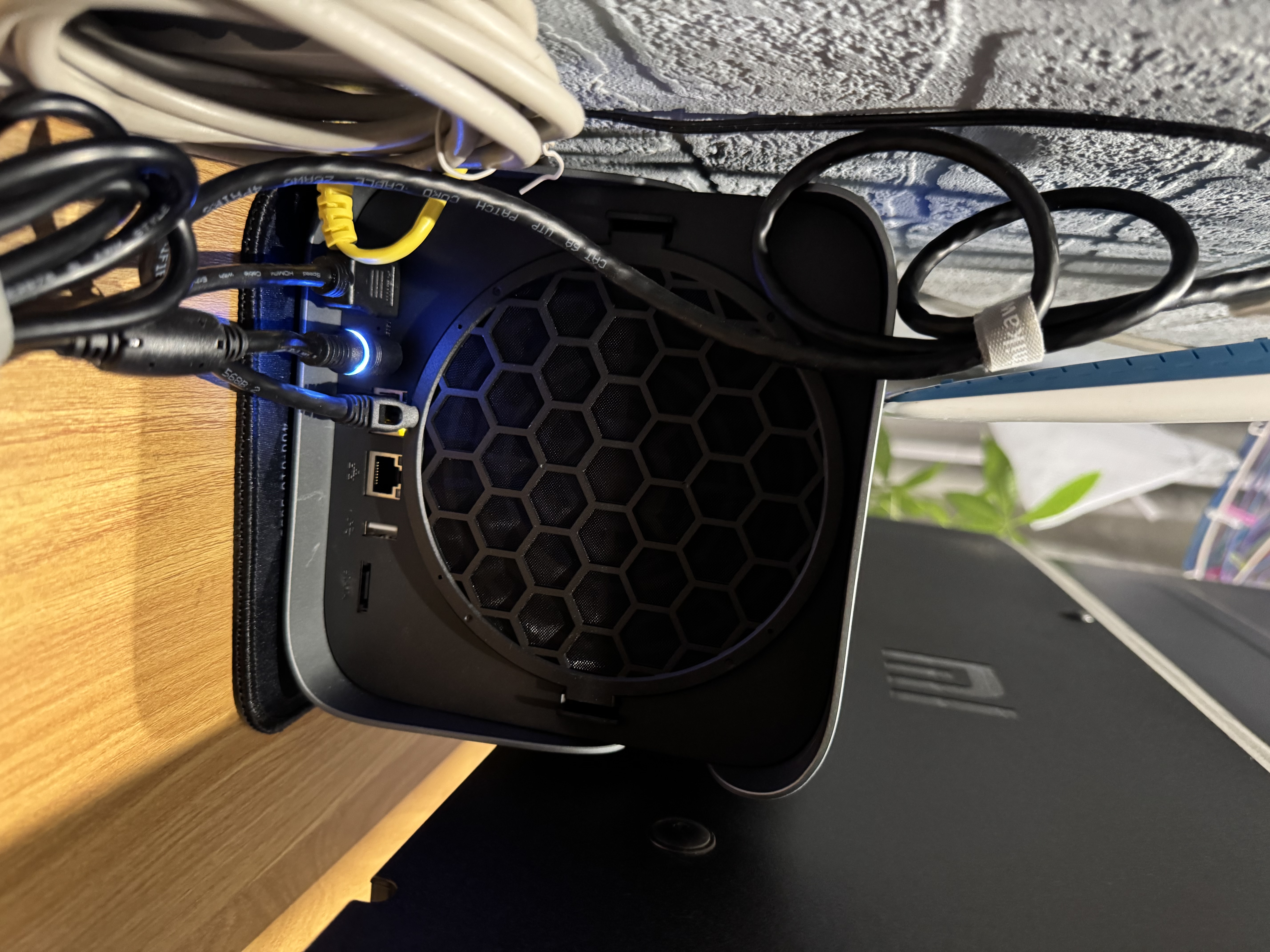 极空间私有云Z4Pro+ 4T套装 8G内存四盘位AI NAS家庭智能存储服务器(含红盘Plus 4T*1)企业办公文件协同 实拍图