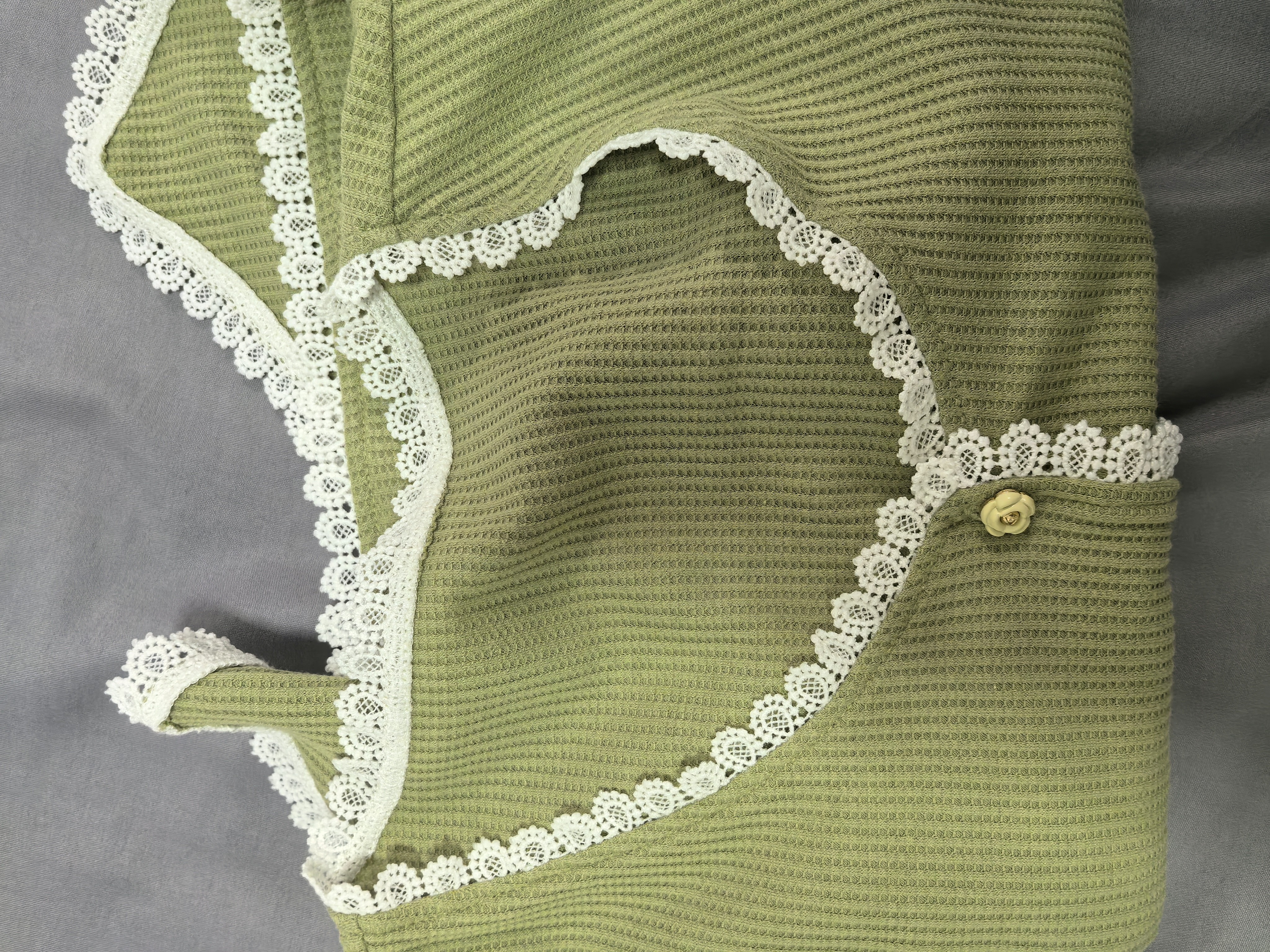 百图betu女装夏季新款T恤法式减龄蕾丝花边V领短袖T恤女2403T19 绿色 L 实拍图
