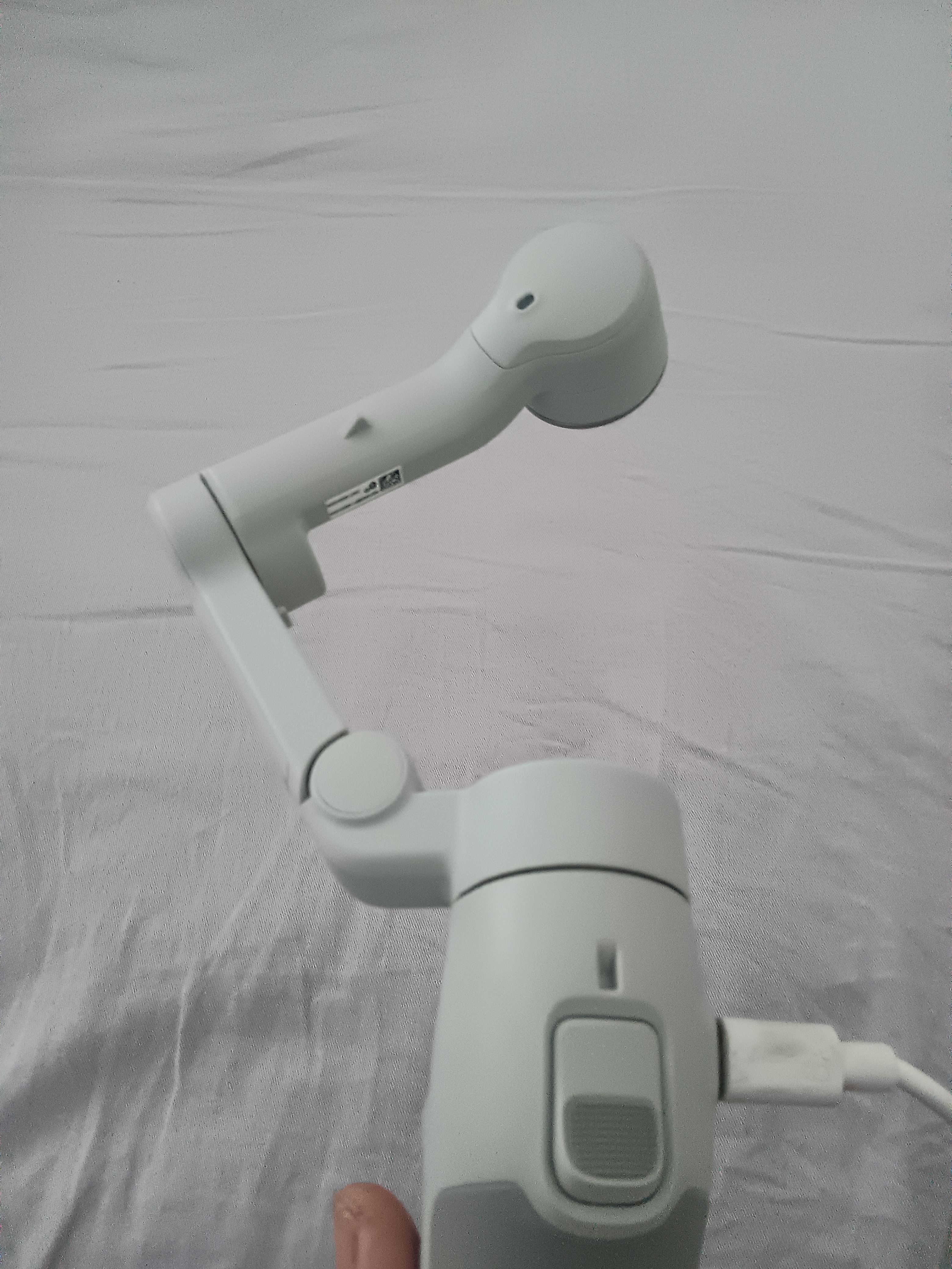大疆（DJI）手机云台稳定器 AI跟拍 Osmo Mobile 7 7P 手持 vlog拍摄增稳防抖 自拍杆 自动跟拍神器 手势跟拍 Osmo Mobile 7【赠自拍器+美颜灯】 标配【不含随心换】 实拍图