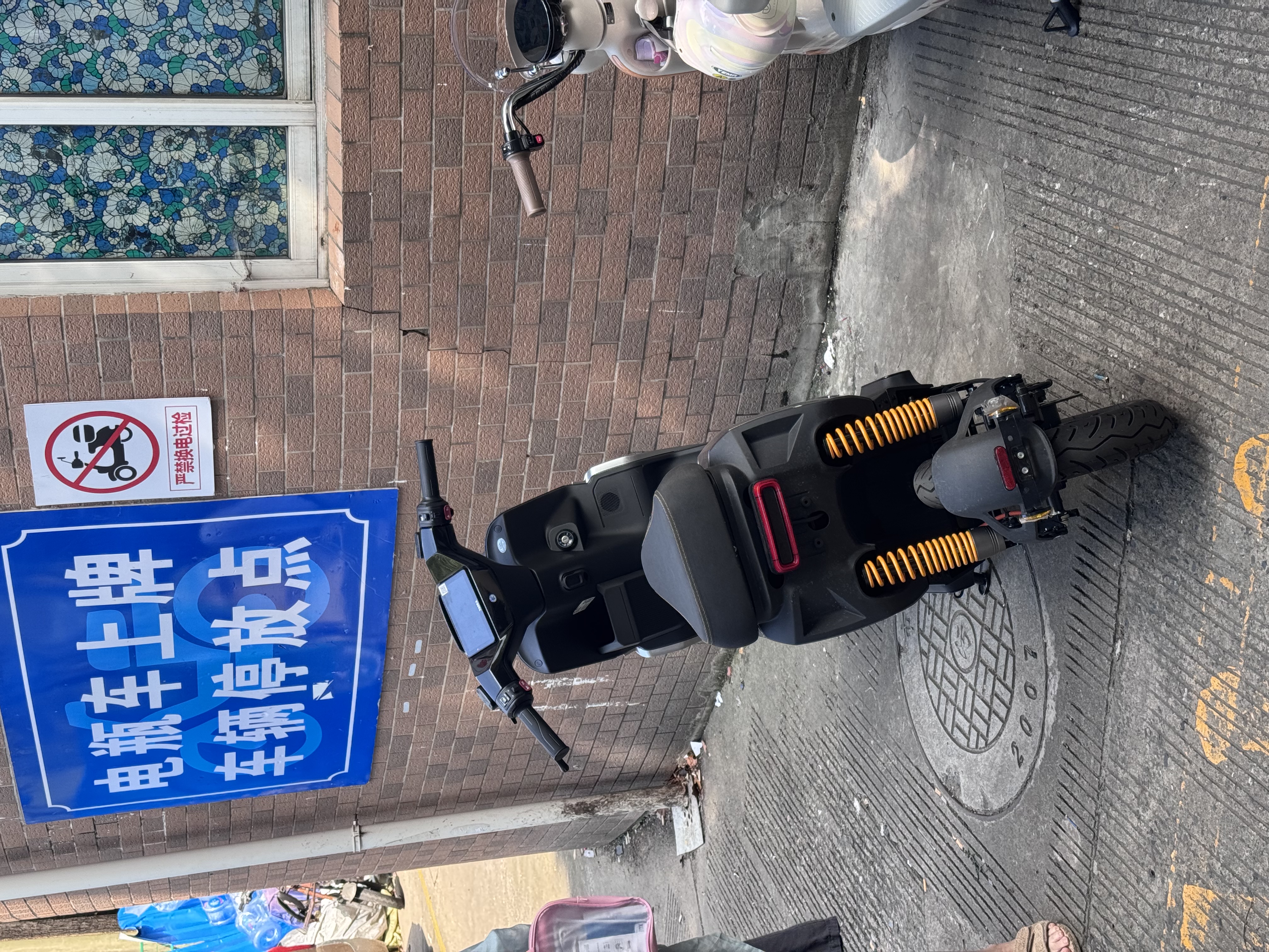 雅迪 冠能白鲨二代 新国标电动自行车 长续航智能通勤代步车【门店自提】 到店选颜色 实拍图
