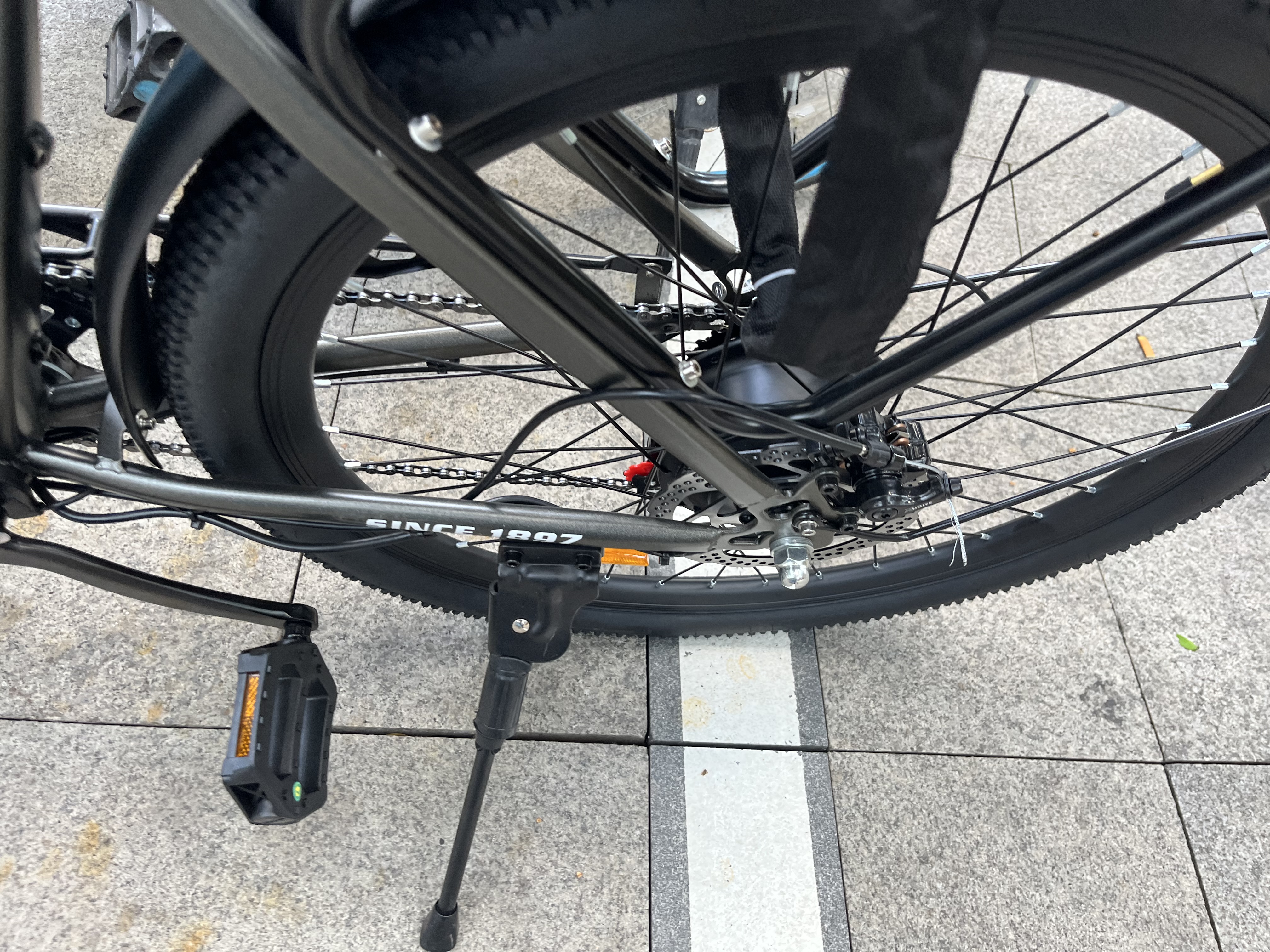 凤凰电助力自行车北斗定位可拆卸锂电池超长续航通勤代步电动山地车 A9闪电灰【速度传感+不可拆电池】26寸 10AH助力续航约50-60KM 实拍图