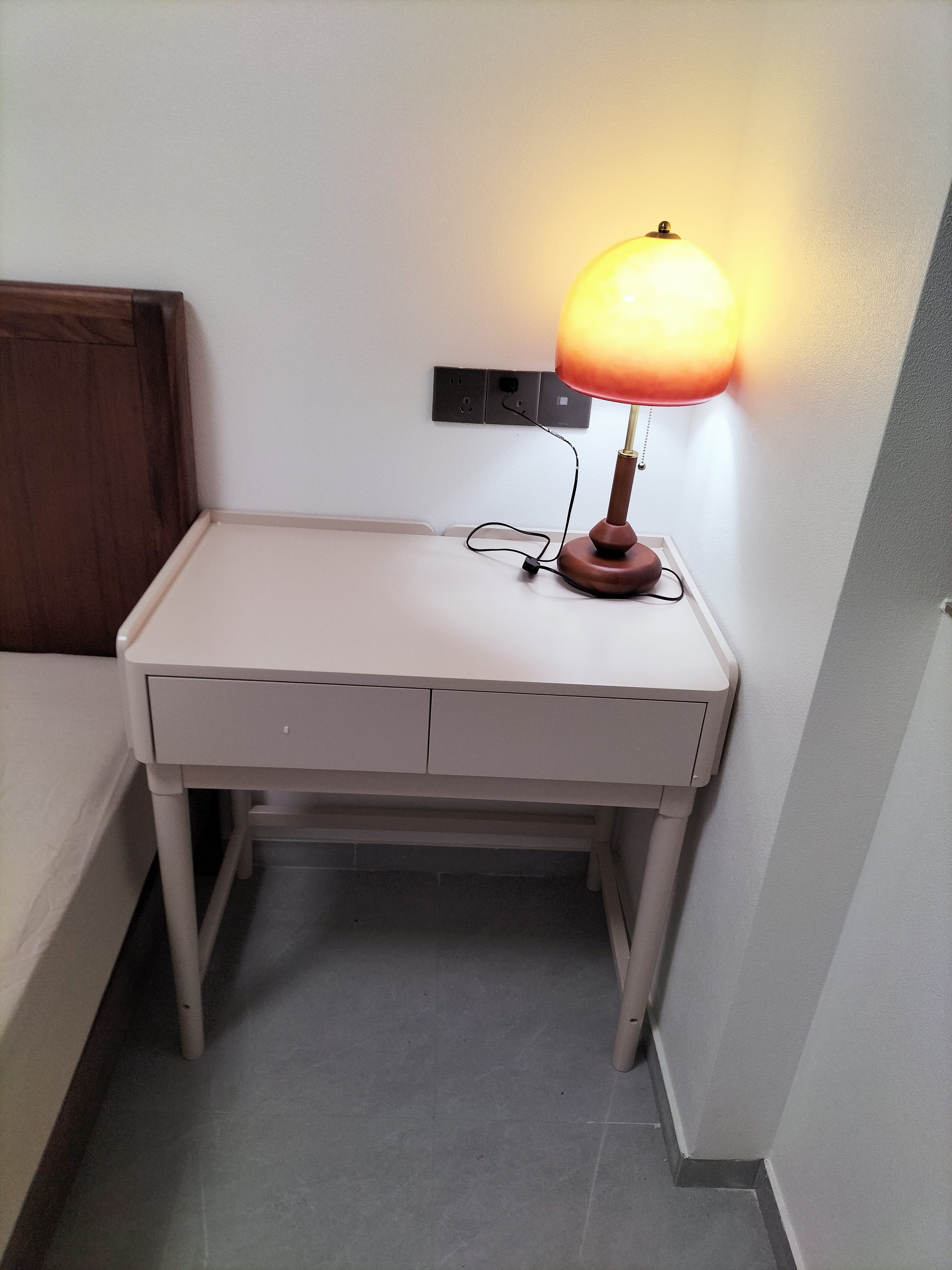 拾家（HOME COLLECTOR）现代简约实木书桌家用书房儿童学习电脑桌子卧室床边化妆桌梳妆台 0.8米书桌-米杏灰一体色 单书桌 实拍图