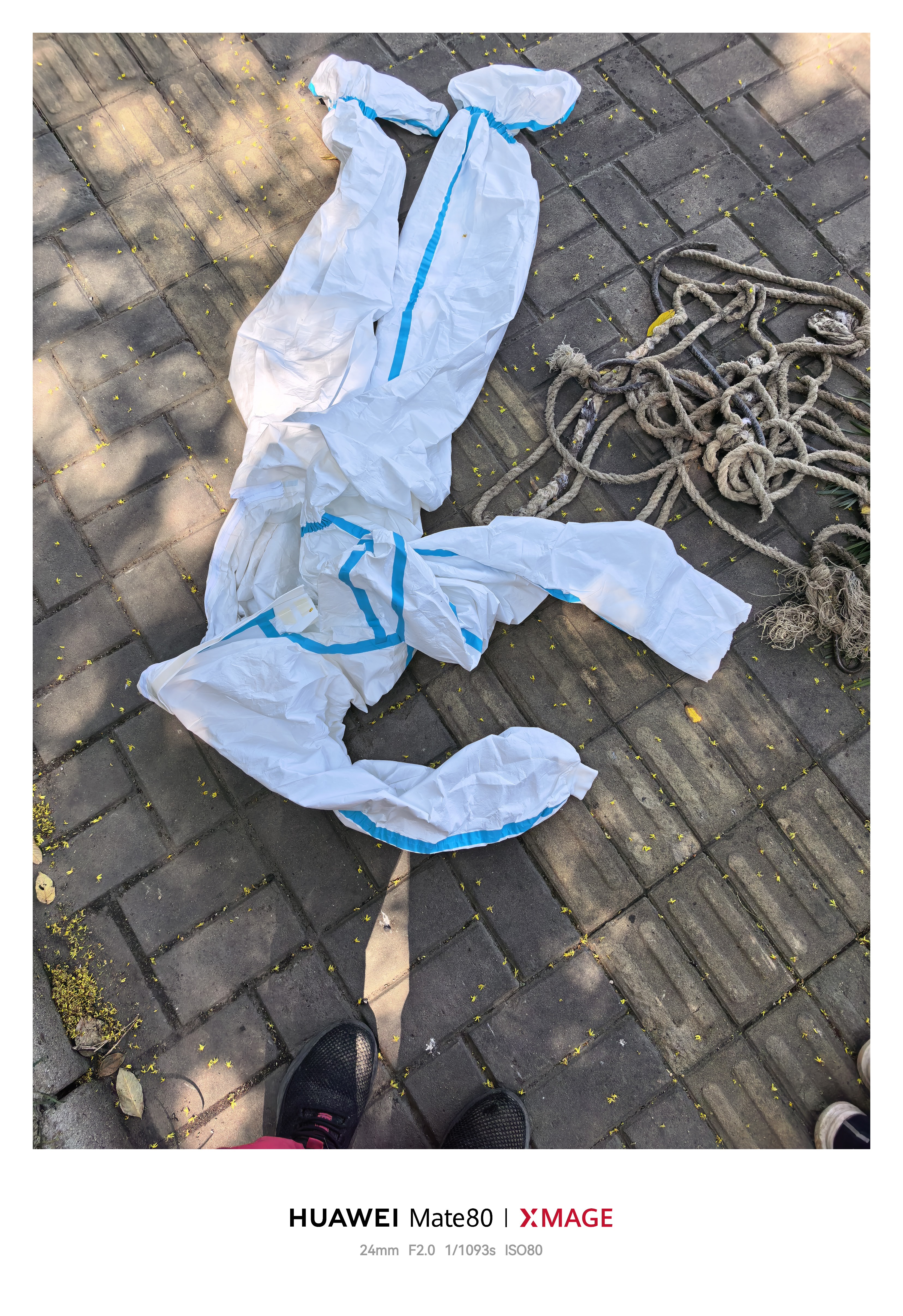 百舸（BAIGE）防护服一次性连体连帽防粉尘 隔离衣防水养殖场喷漆工作服 蓝条连帽连脚套5件/包赠脚套 实拍图