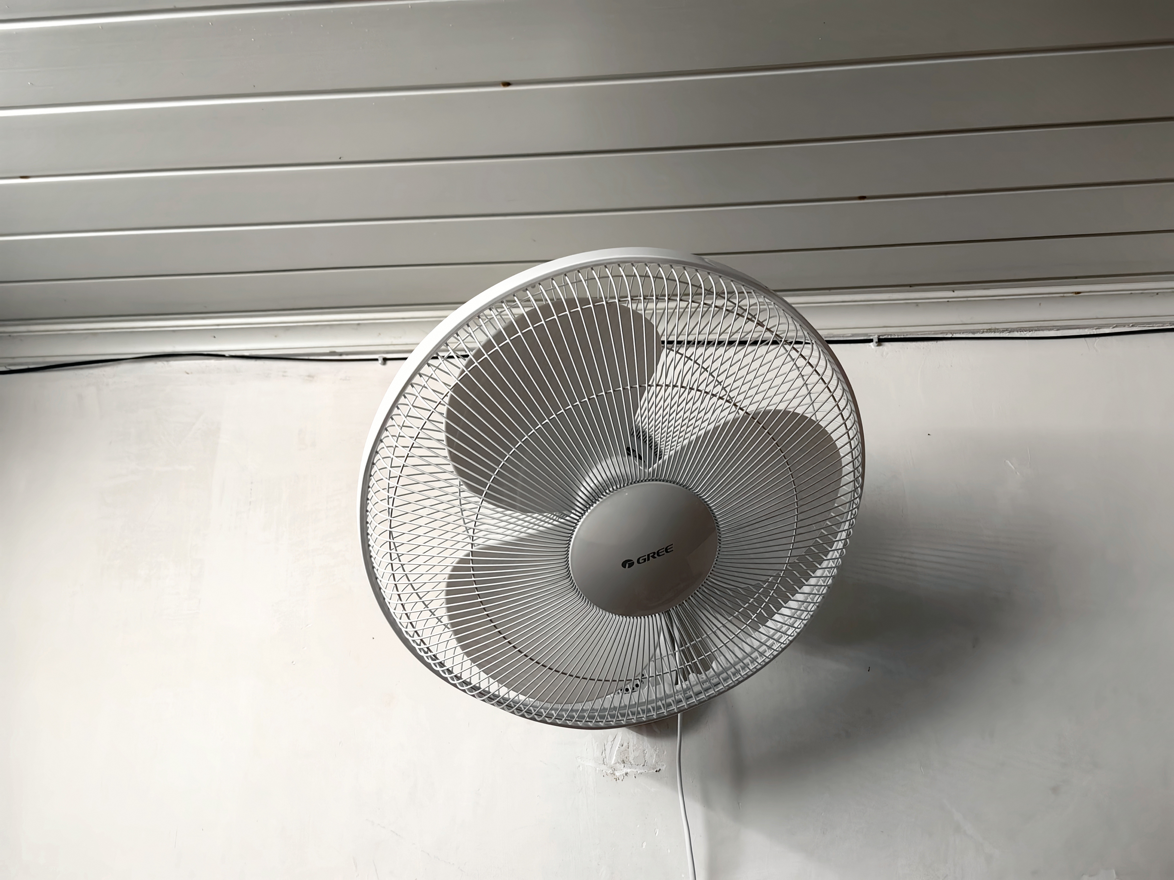 格力（GREE）壁挂式电风扇挂墙壁家用挂壁风扇 办公室餐厅遥控壁扇挂壁式电扇FB-4001B-WG 实拍图