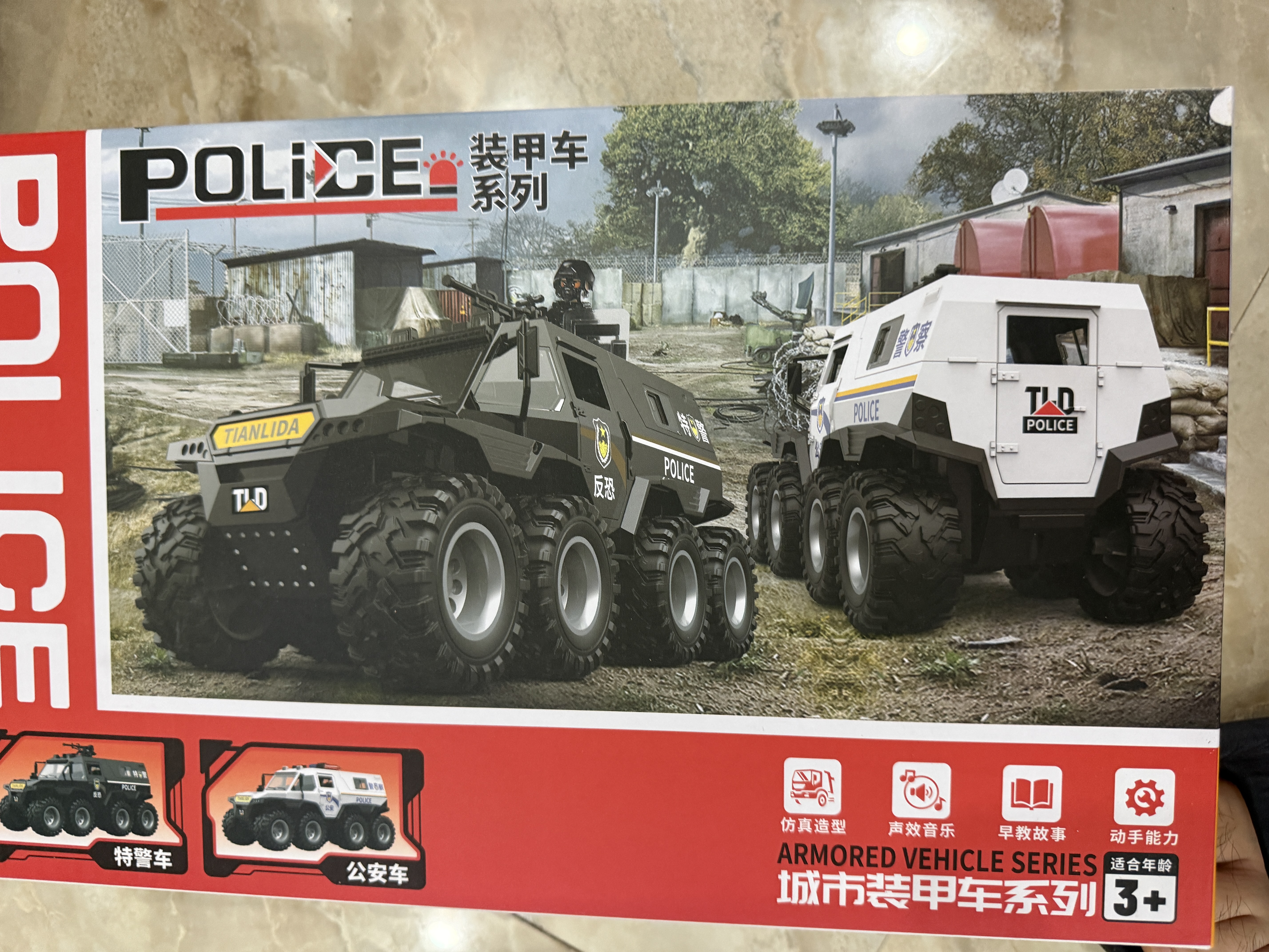 Holy STONE儿童玩具特警车3-6岁5玩具车大号装甲车越野小汽车男孩生日礼物 八轮特警车礼盒【1:18】-变卡车+惯性+声光+可开门 男童3岁-1宝宝防爆警察车美多卡新款2026火最的玩具 实拍图