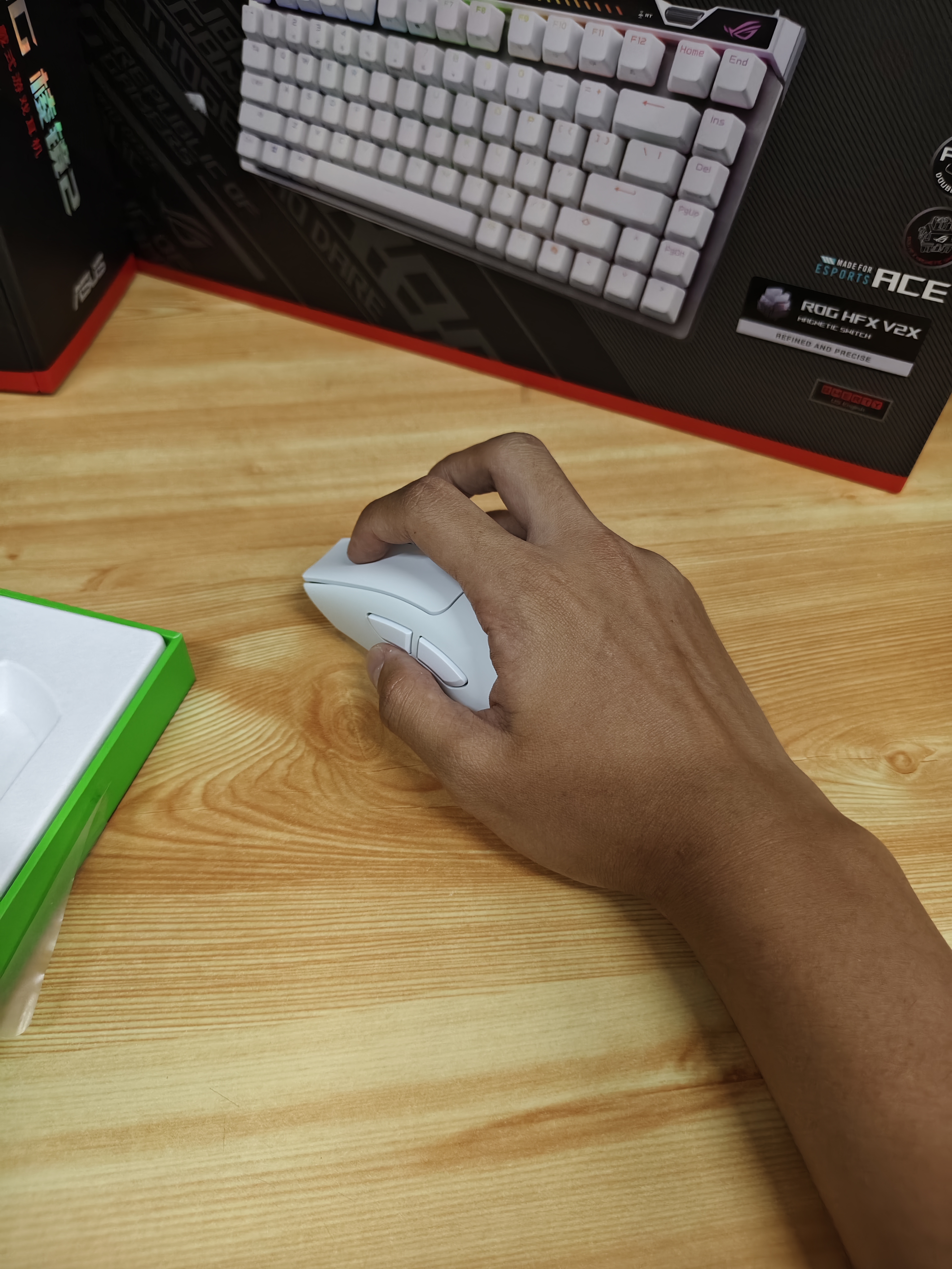雷蛇（Razer）炼狱蝰蛇V4pro专业版 白色 无线鼠标 电竞游戏 超轻量化 光学传感器高精度 全面升级新品 Niko推荐 实拍图