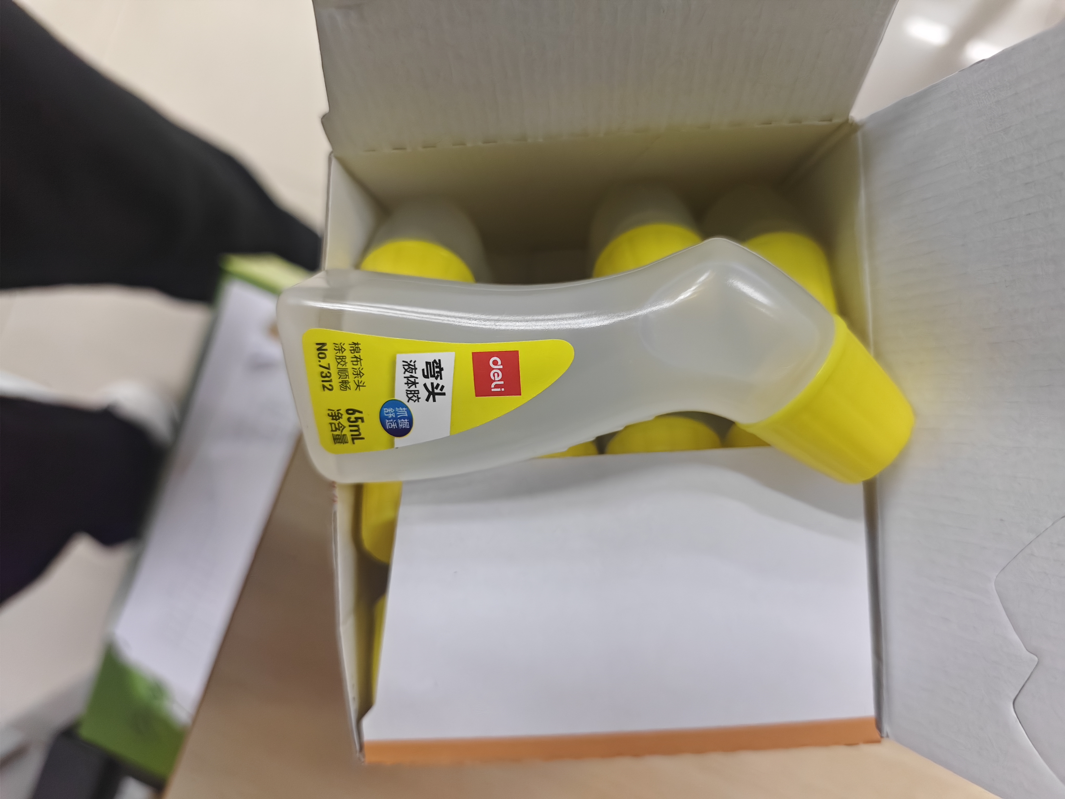 得力（deli）65ml海绵弯头高透明胶水 高粘液体胶 学生文具 开学必备学习用品 12支装 办公用品 7312 实拍图