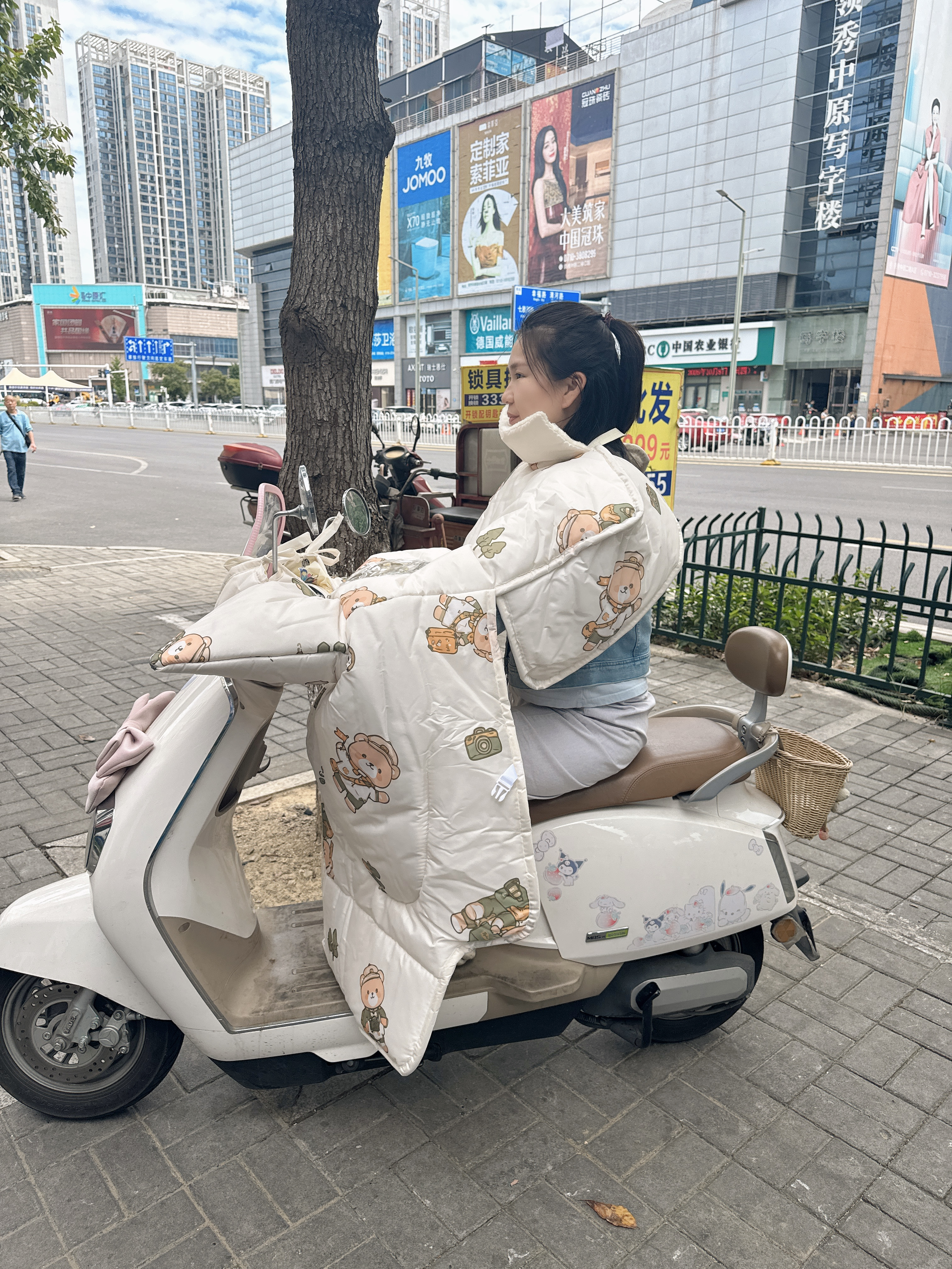 FGHGF儿童亲子款电动车挡风被2026新款冬季加绒加厚电瓶摩托车防风四季通用 玩趣小熊【前后双膜宝宝舱+护肩护脖】 实拍图