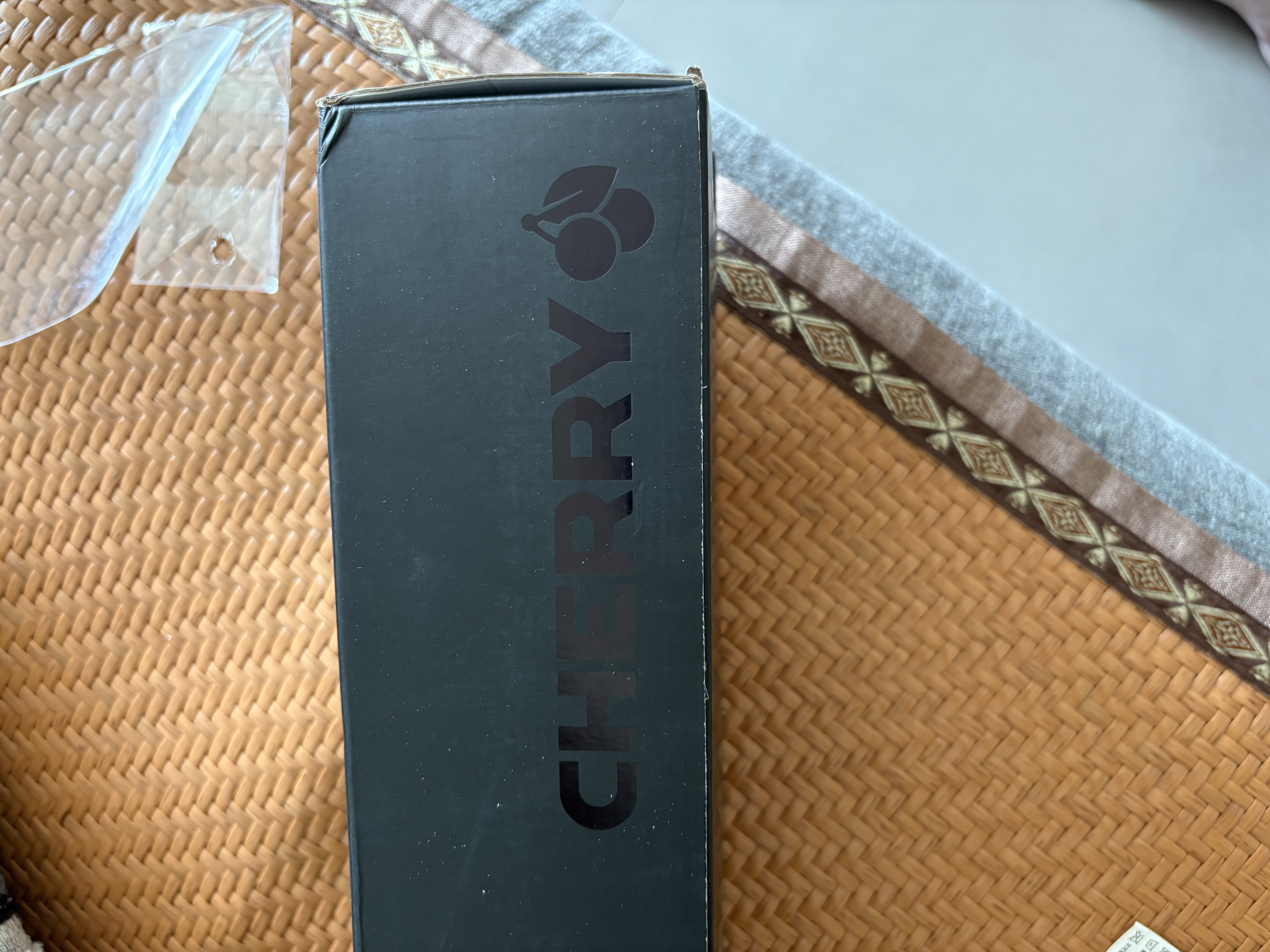CHERRY樱桃 超大鼠标垫 办公桌垫 键盘垫 游戏鼠标垫 高密纤维顺滑鼠标垫 黑色细面 900*350*4mm 实拍图