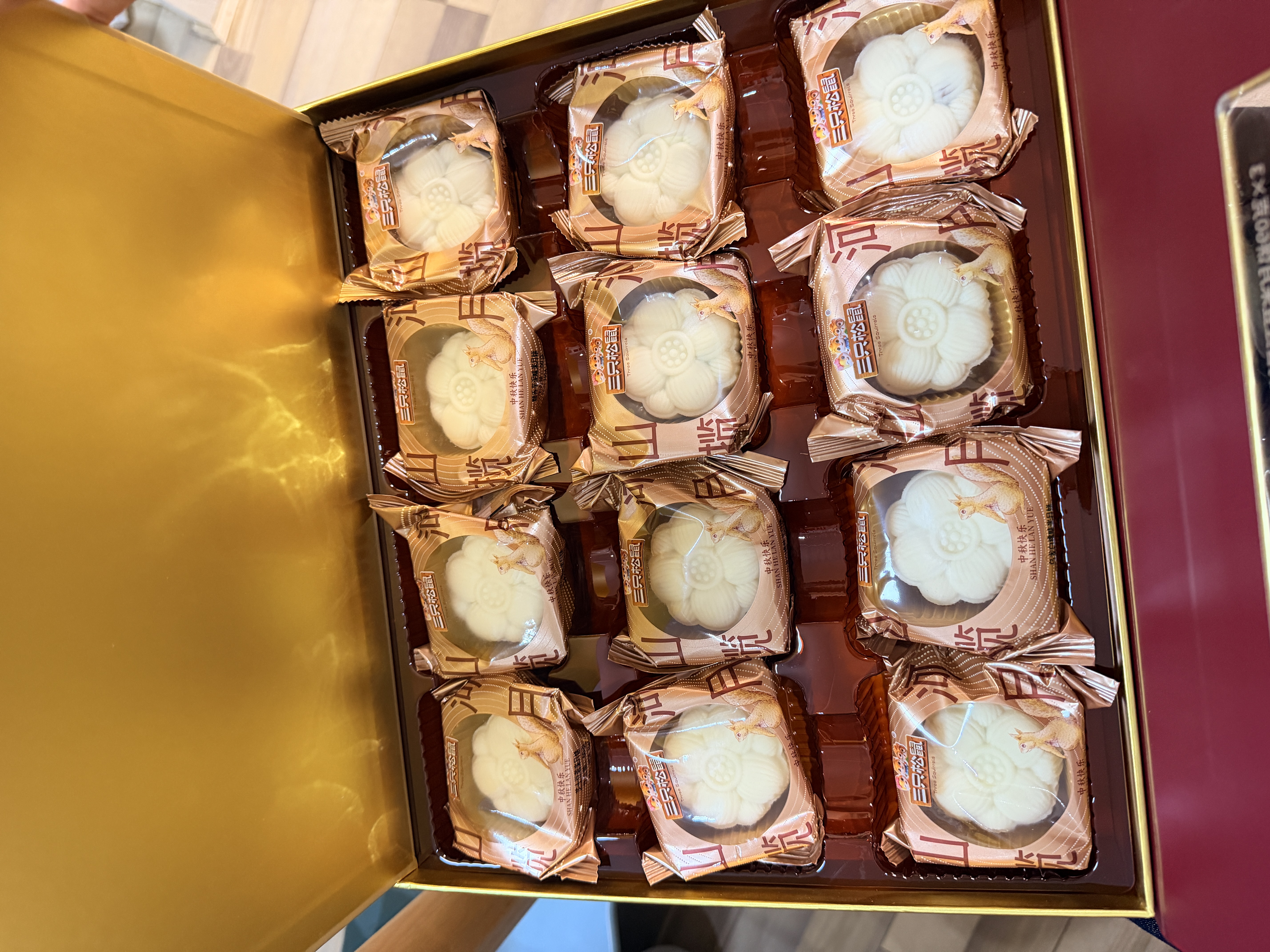 三只松鼠高端月饼礼盒720g 盈月圆满礼4味12枚中秋送长辈大气礼赠商务送礼 实拍图