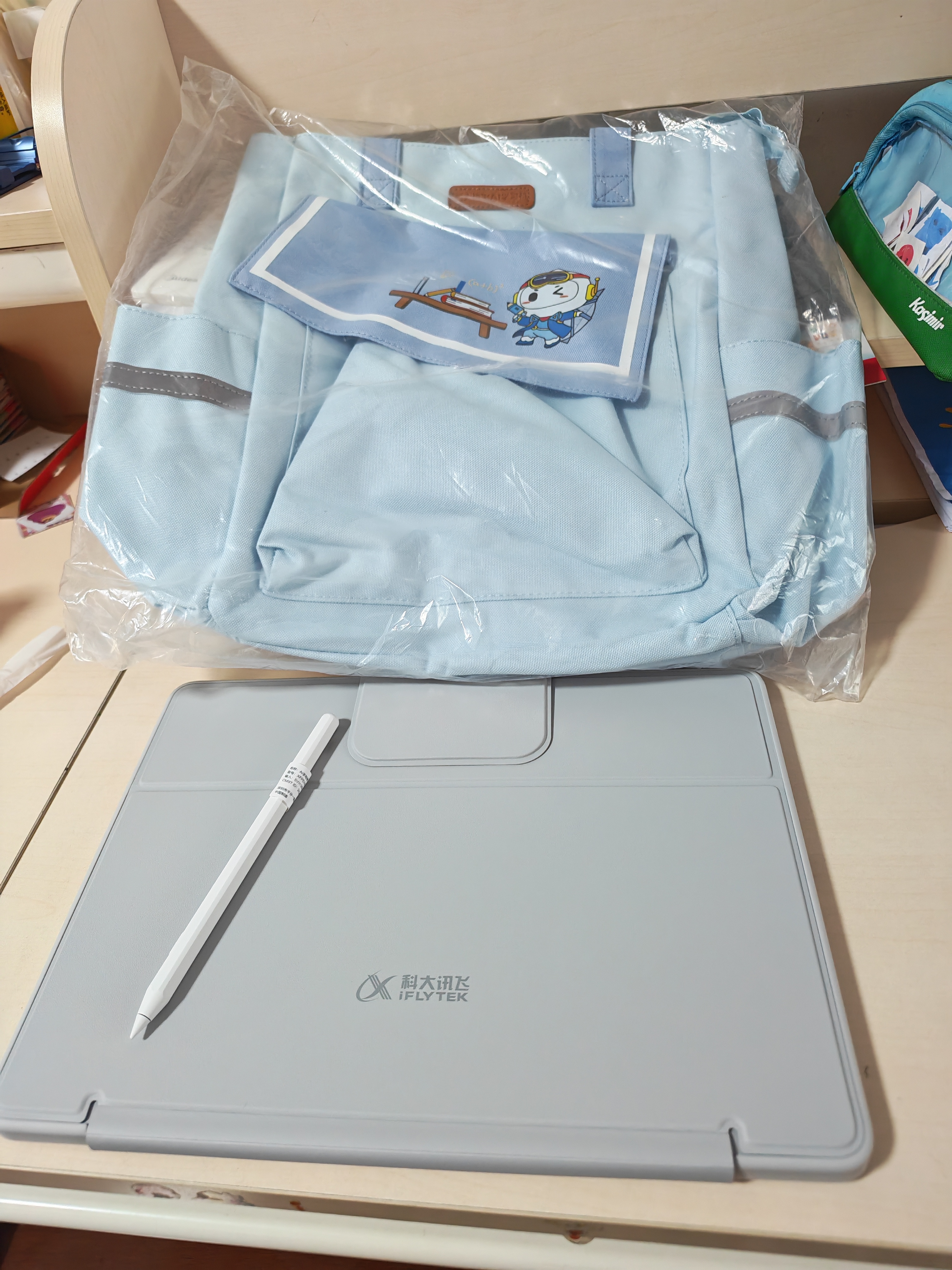 科大讯飞旗舰AI学习机T90 Lite 13.2英寸纳米类纸超清护眼屏 1对1精准学 超拟人AI老师 BBC原版动画 8+256G 实拍图