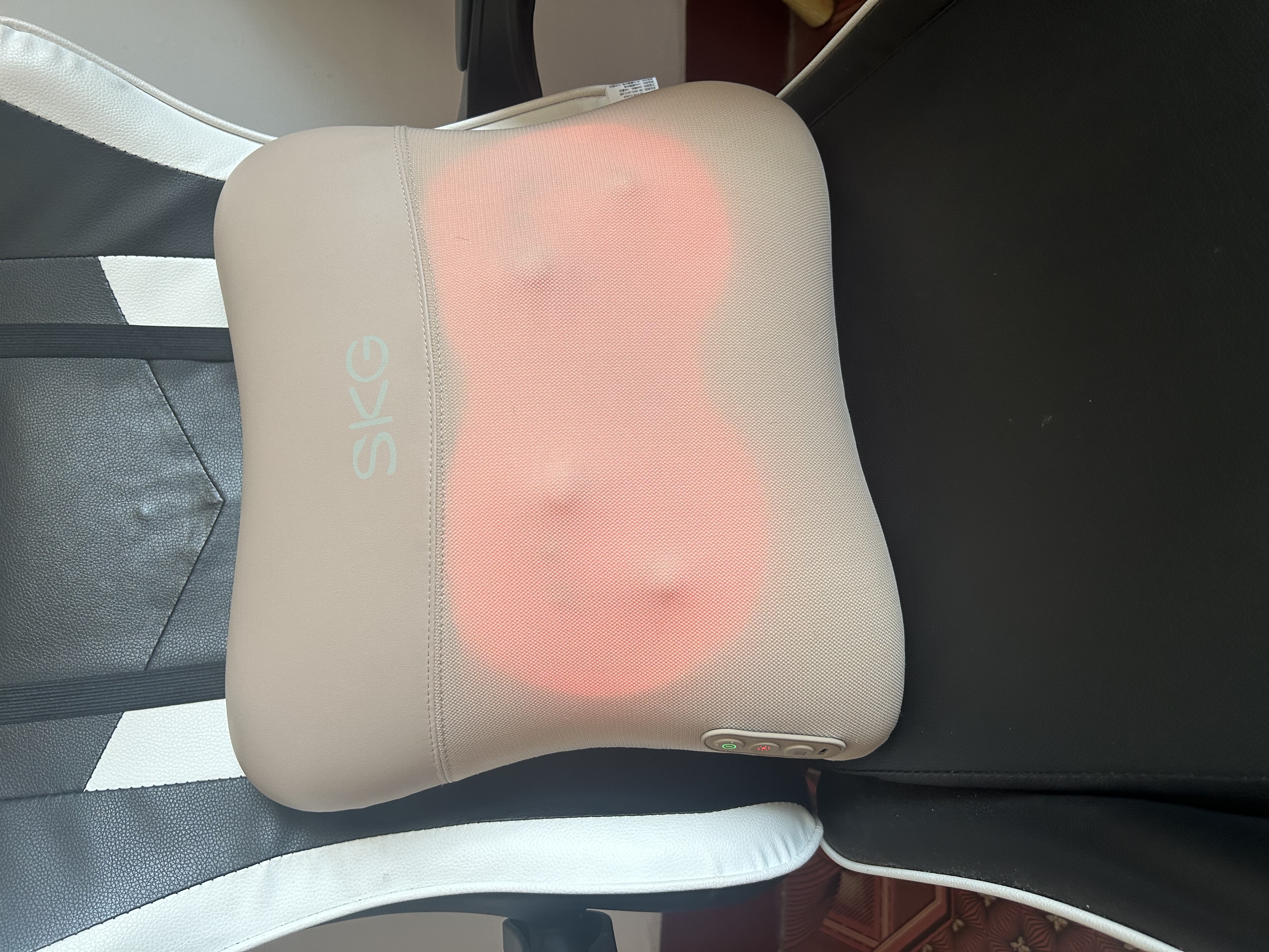 SKG 腰部按摩仪V5【中秋节礼物】腰靠靠垫车载护腰颈椎肩颈腿背部热敷按摩器生日礼品实用送父母长辈 卡其色-限定礼盒 实拍图