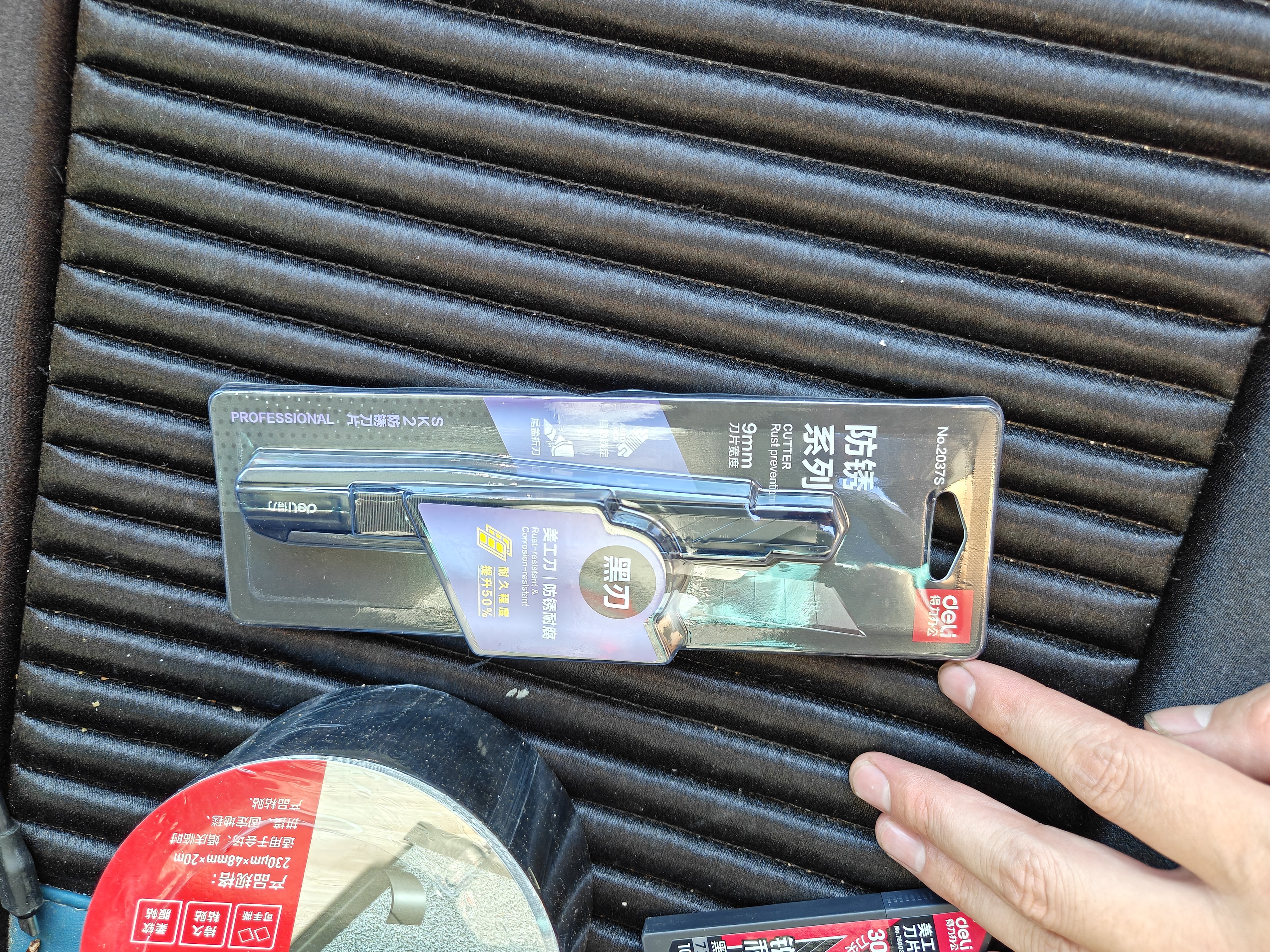 得力（deli）小号锌合金美工刀防锈30°尖头黑刀刃结实耐摔裁纸刀壁纸刀文具办公用品  2037S 实拍图
