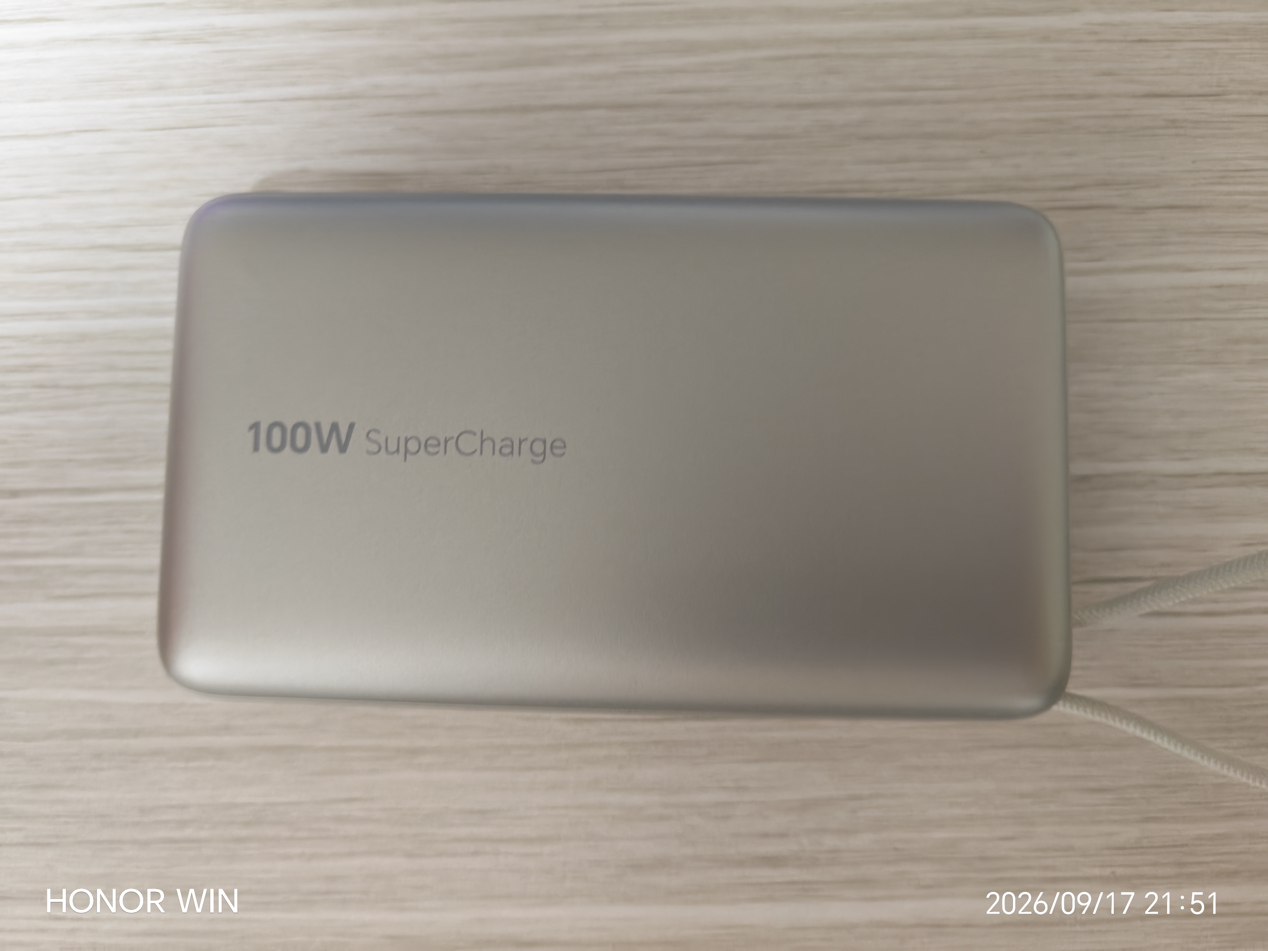荣耀亲选移动电源100W自带线版20000mAh3C认证上飞机充荣耀华为苹果手机平板电脑快充钛金色户外储能电源 实拍图
