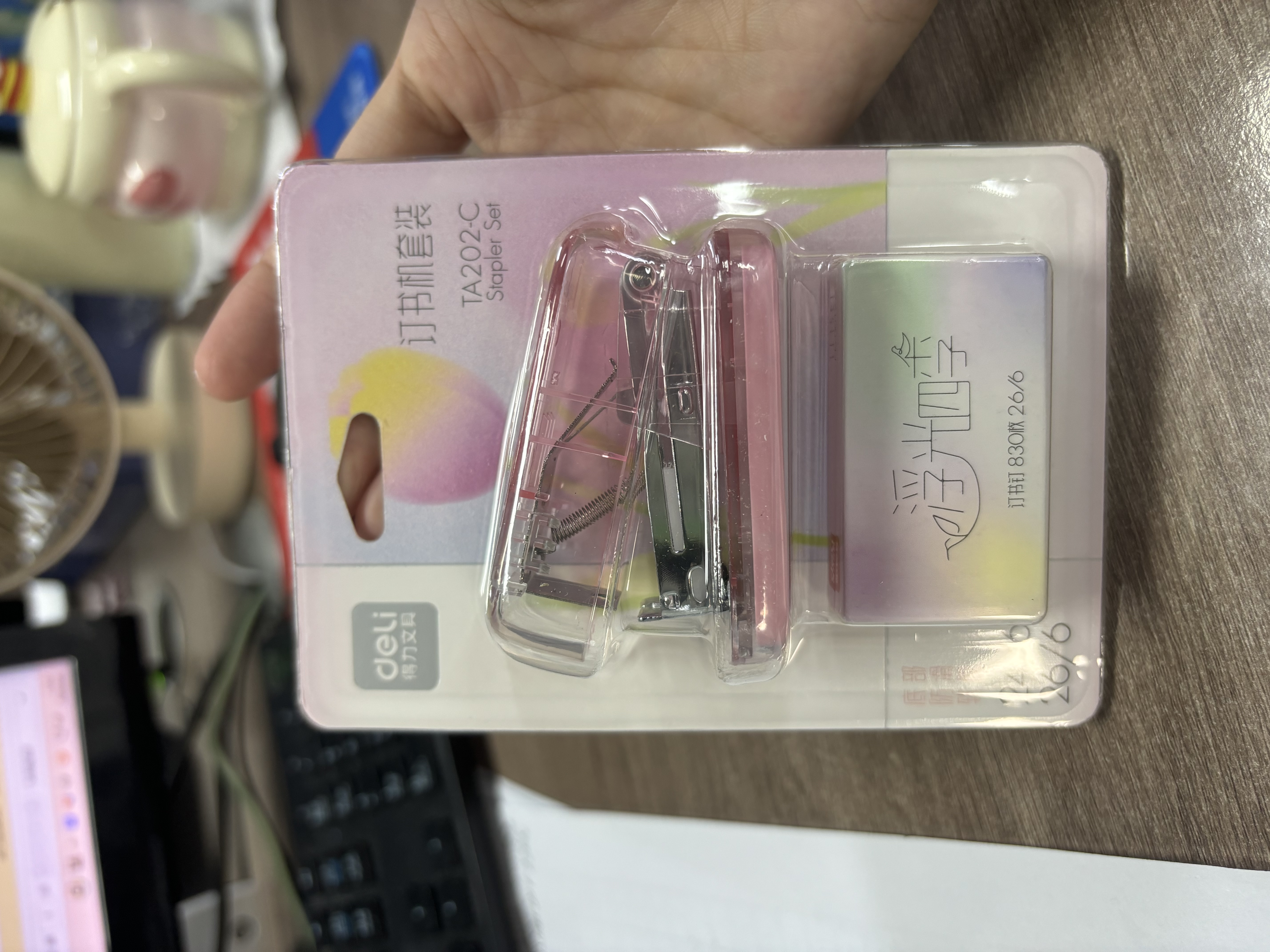 得力（deli）【学生文具】迷你小号订书机 学生办公轻巧便携 渐变色时尚订书机/装订器/订书器 混色TA202-C 实拍图
