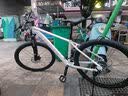 千里达26款M985ELITE山地自行车禧玛诺21速油压碟刹学生成人通勤单车 云帆白- 21速 27.5*17寸 推荐:170-190cm左右 实拍图