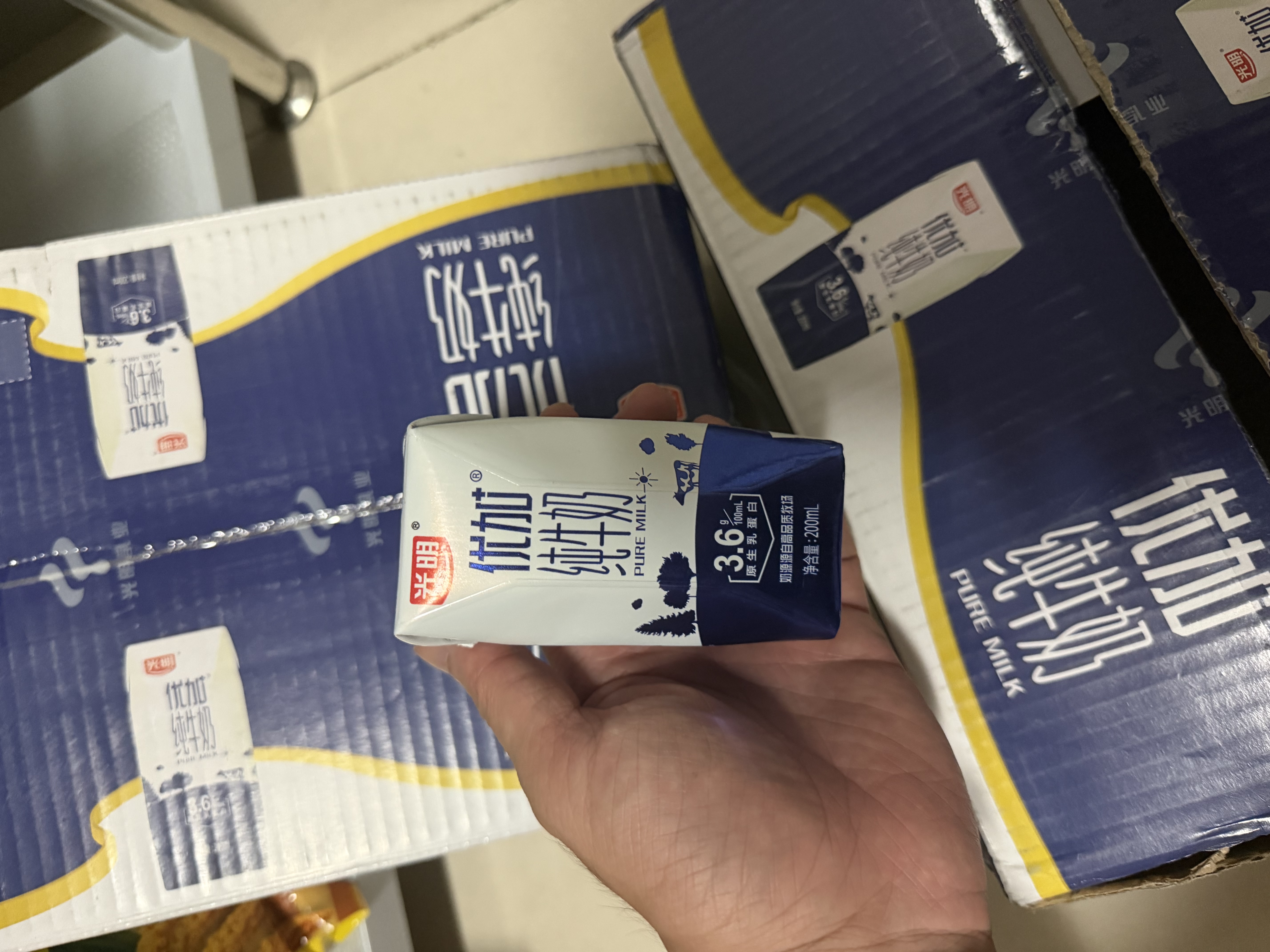 光明优加纯牛奶200ml*24盒 钻石装3.6g乳蛋白早餐奶中秋送礼京东自营 实拍图