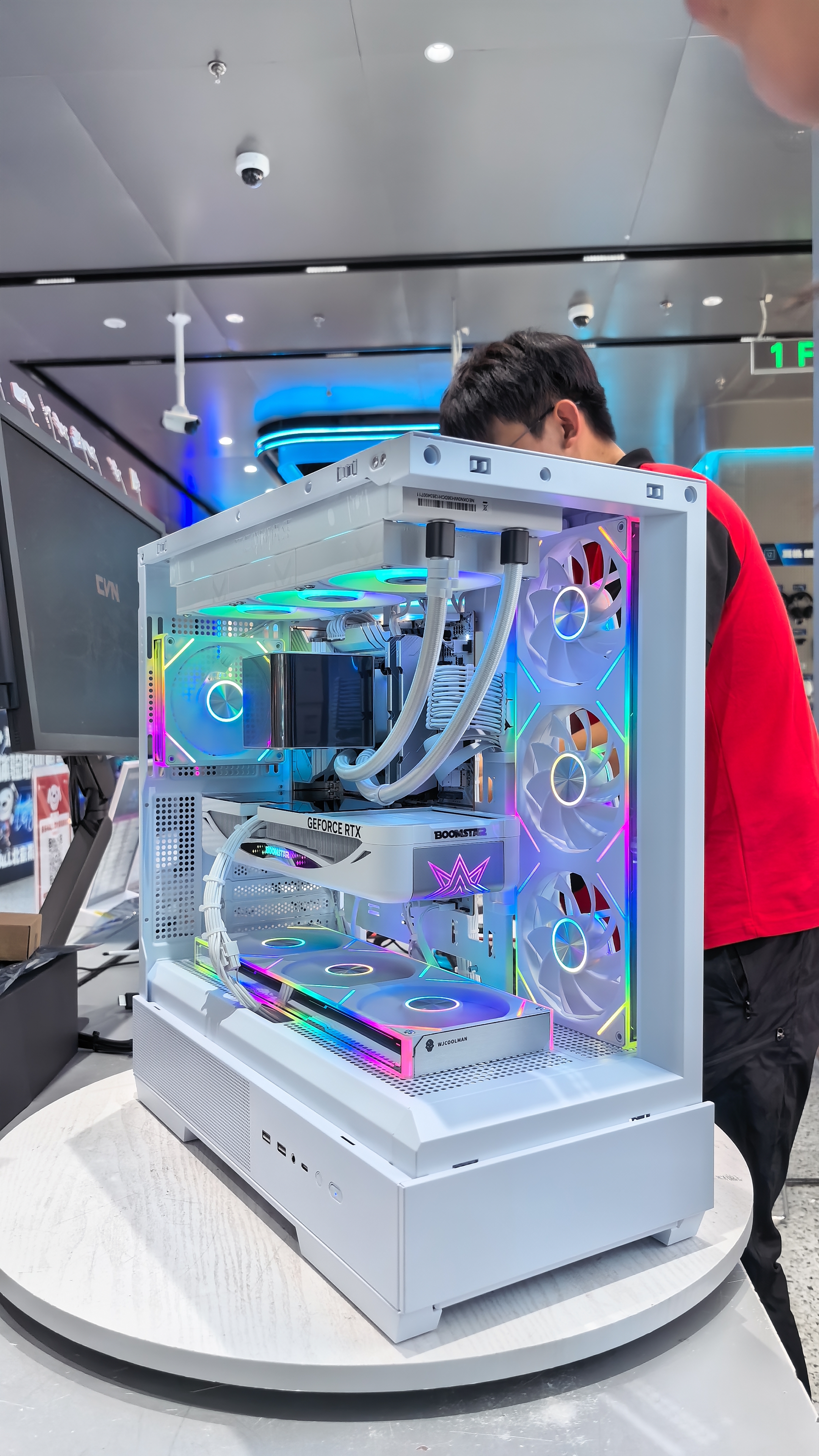 影驰GeForce RTX 5060 Ti 星曜 LUNA MAX OC 16G GDDR7 DLSS 4.5 游戏设计AI本地部署NVIDIA英伟达显卡 实拍图