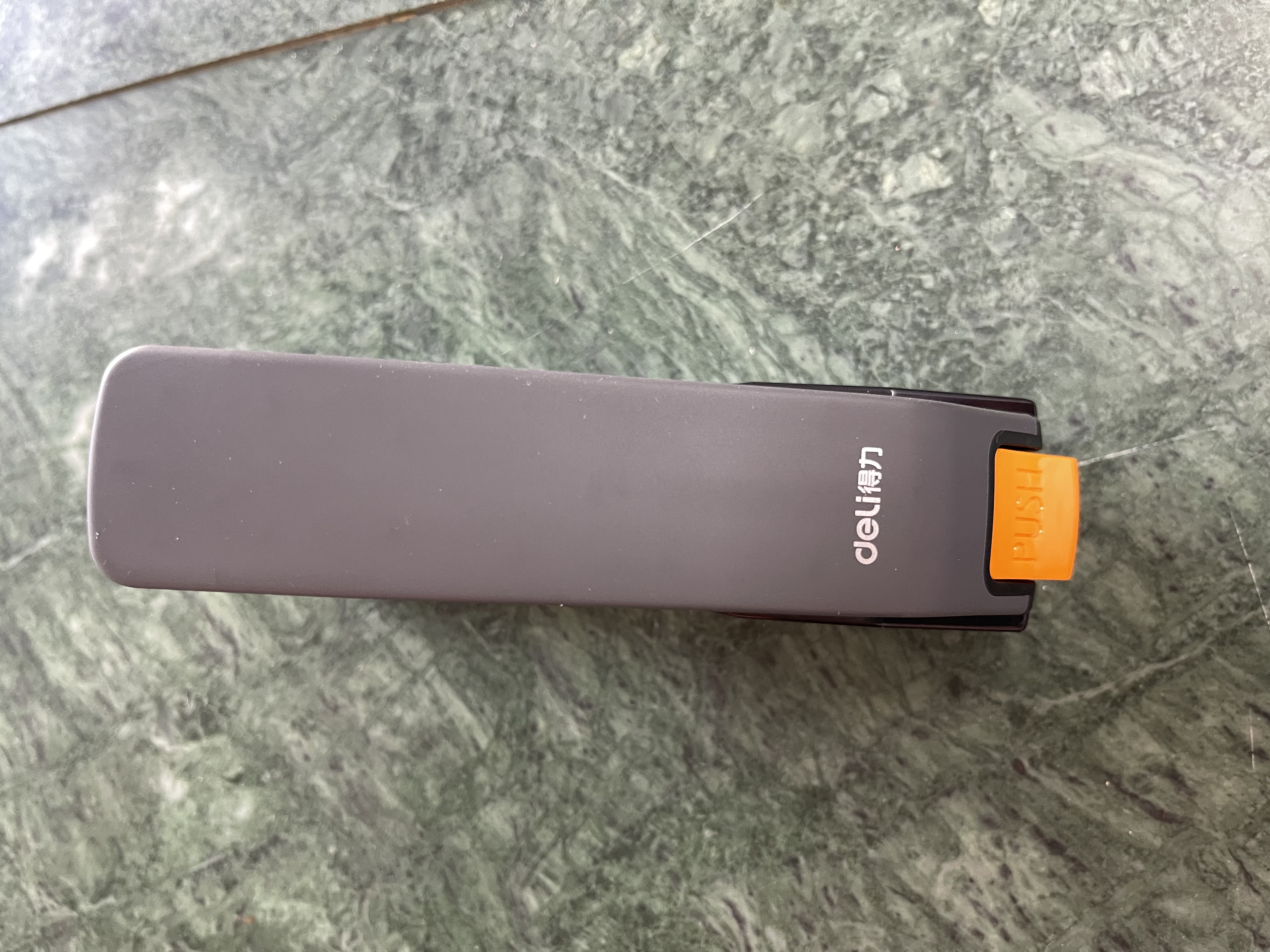 得力（deli）省力订书机订书器中号办公用品学生专用文具办公室桌面必备适配24/6订书钉 黑色0371 实拍图