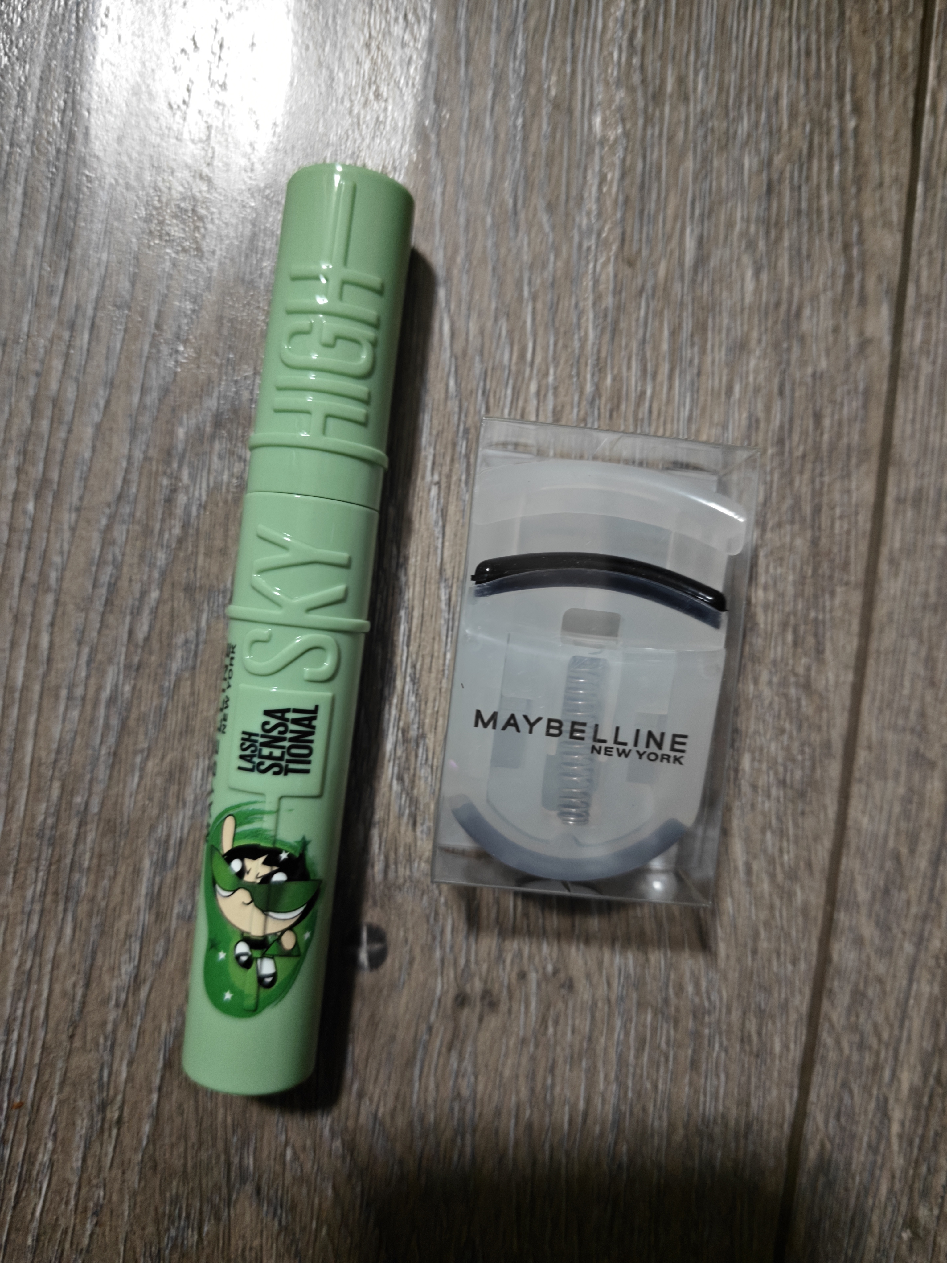 美宝莲冲天翘持妆卷翘睫毛膏 经典黑 飞天小女警 限量版 8.6ml生日礼物 实拍图
