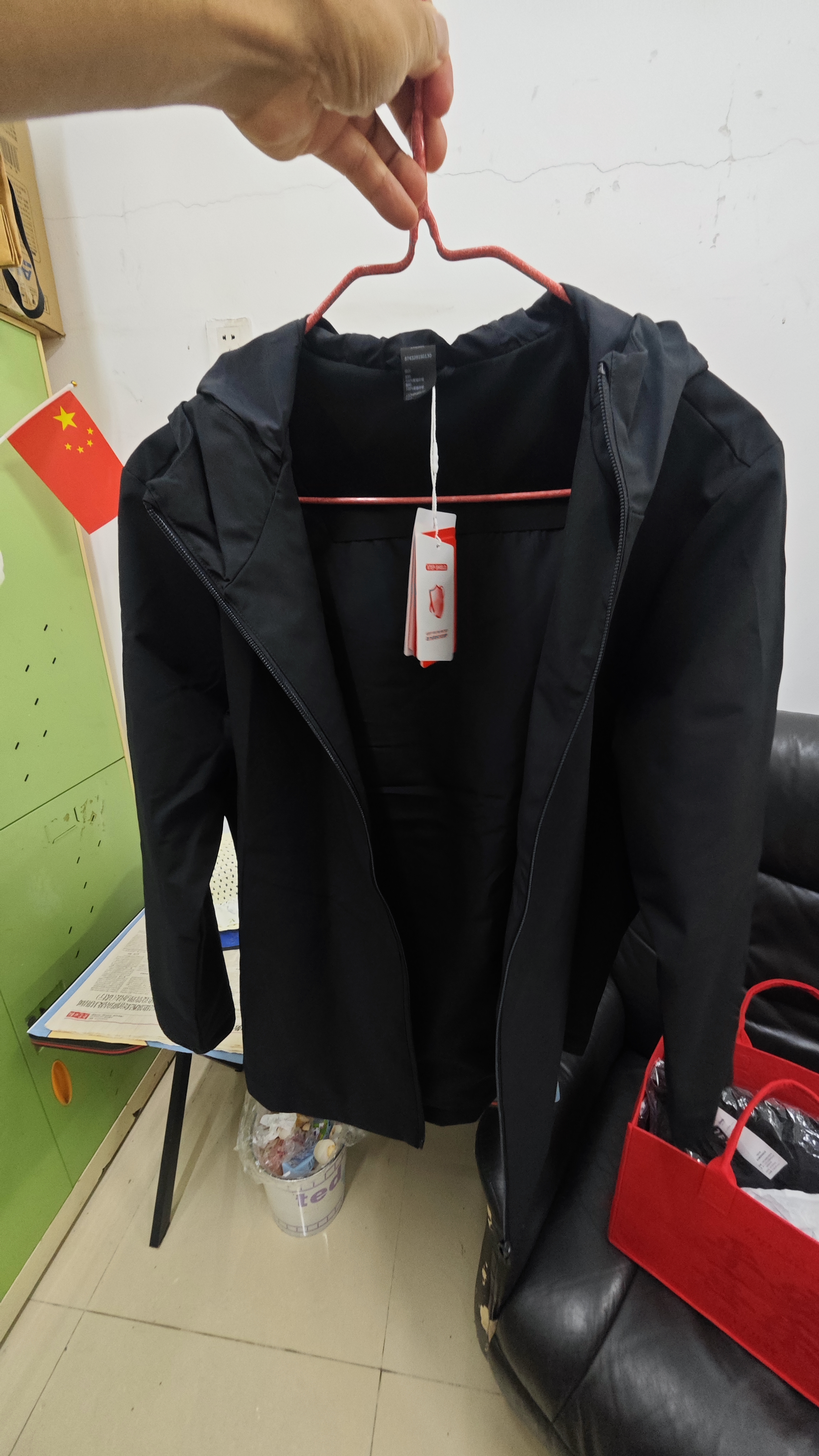 特步防泼水外套秋季新款男夹克上衣跑步服户外骑行服双层风衣运动服 【晴雨两穿 干爽不湿冷】正黑色-0130常规 L 实拍图