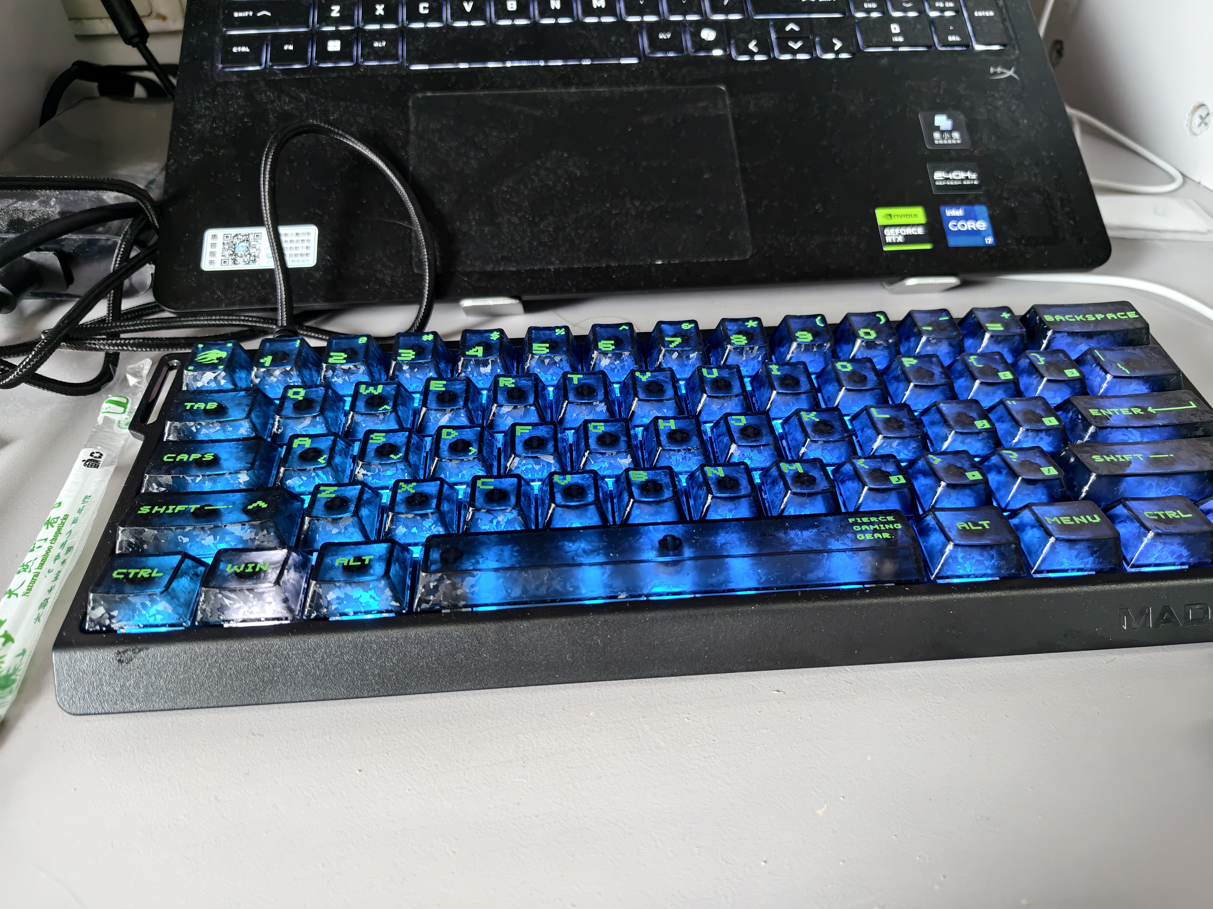美加狮MAD 60 V2 客制化61键电竞磁轴游戏键盘 有线连接FPS游戏低延迟 8K回报率 冰碳黑 雪曜轴 双灯位 实拍图