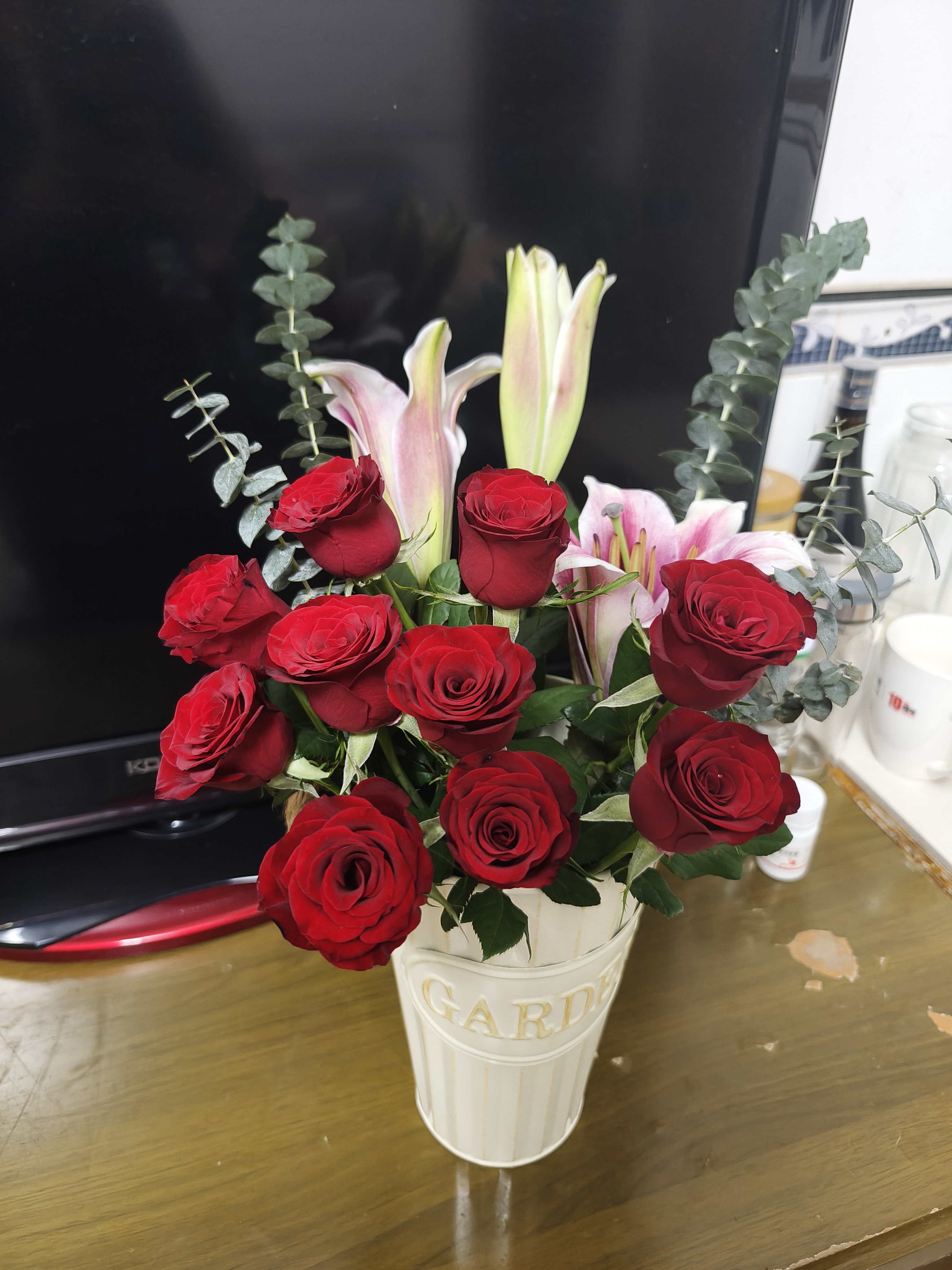 京东鲜花玫瑰10枝+百合3朵+尤加利5枝鲜切花礼物鲜花源头直发 实拍图
