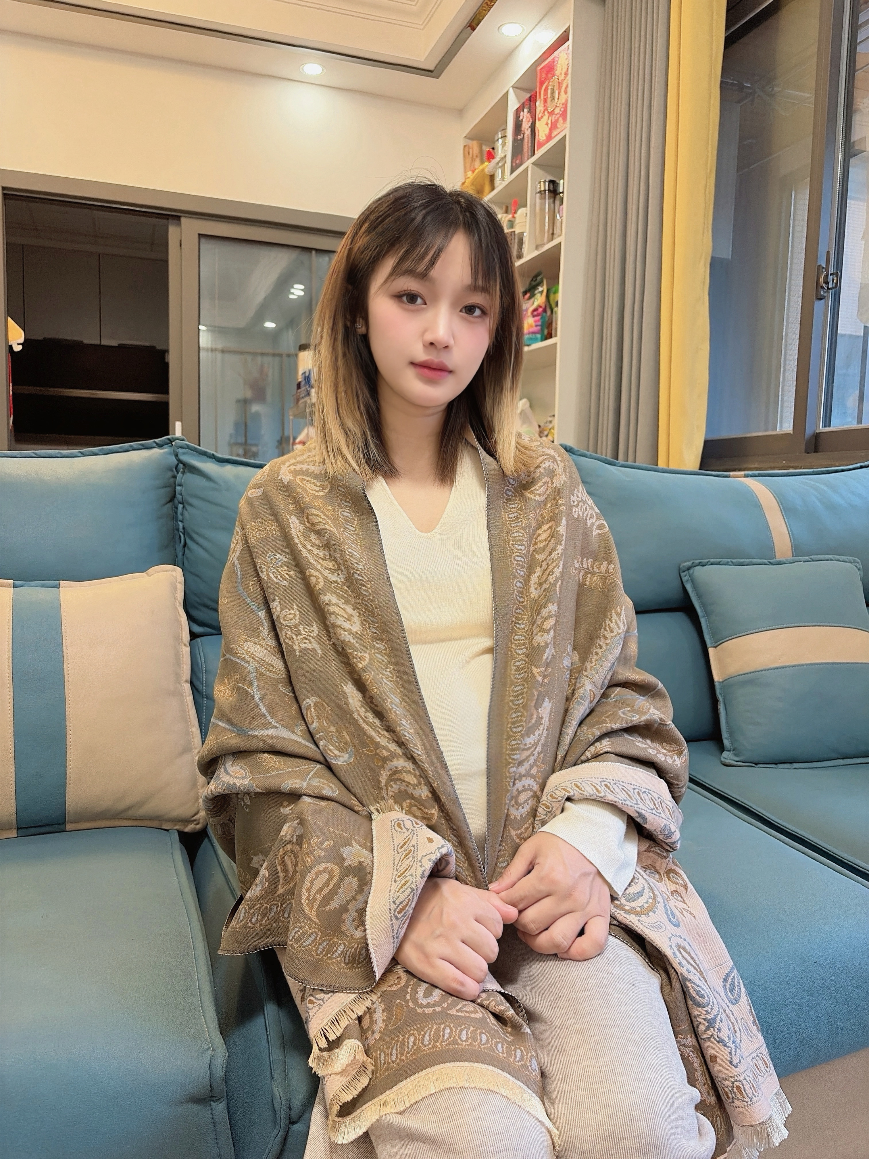 俞兆林空调房月子披肩外搭两用春秋送妈妈长辈保暖丝巾围巾母亲 米灰色 实拍图