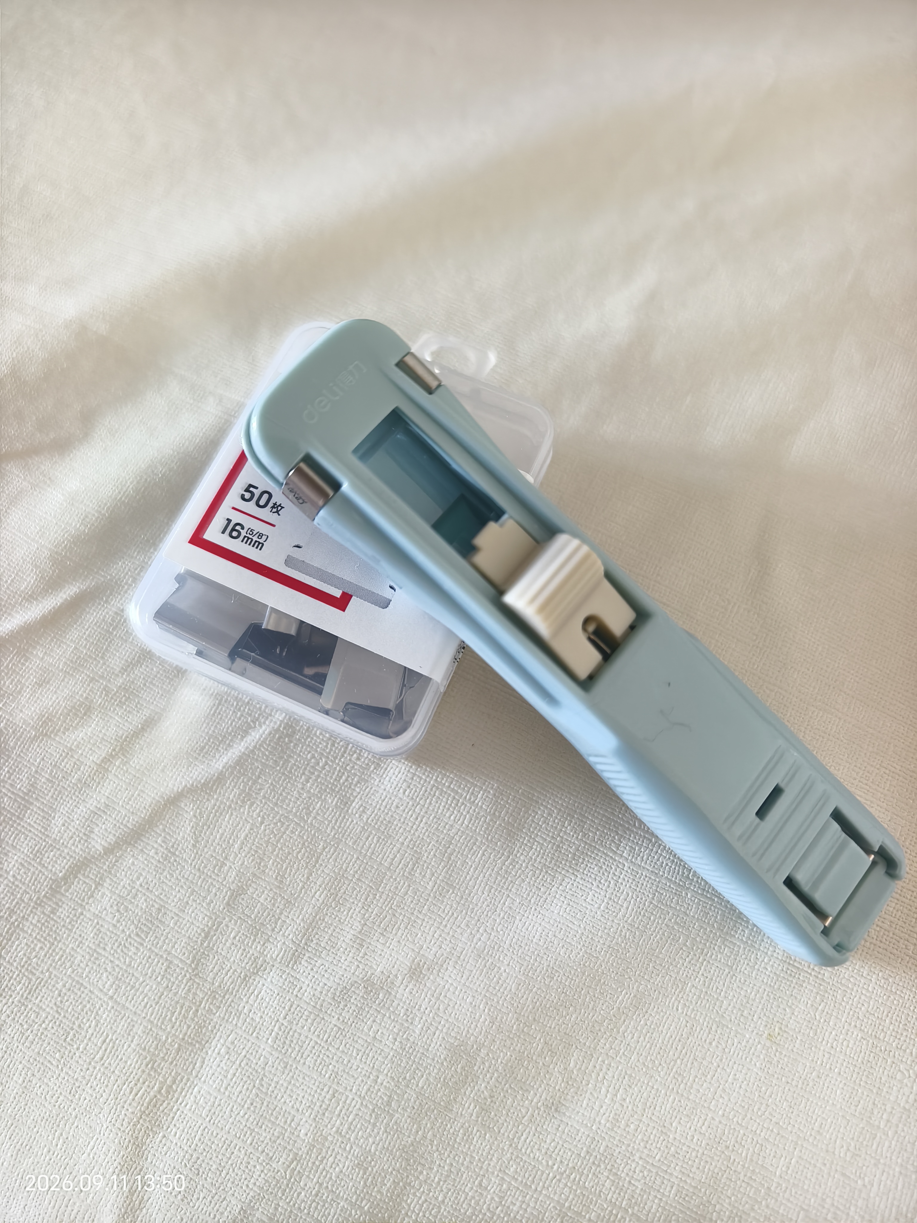 【超级爆款】得力(deli)装订推夹器 学生办公便携装订新型票夹文件夹子 可夹纸张数40张 蓝 8591F 实拍图