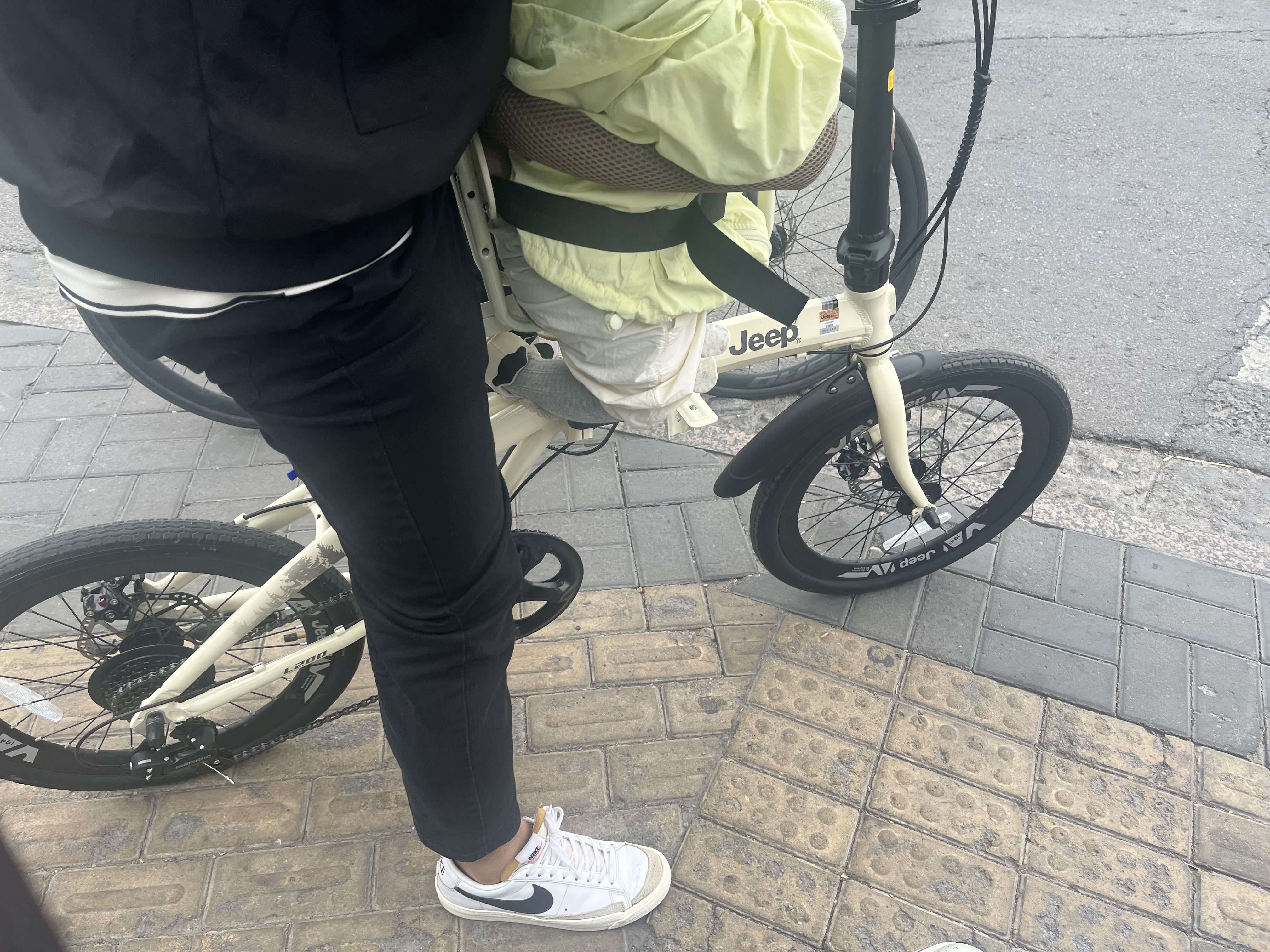 JEEP吉普折叠自行车带娃母子车20寸男女城市通勤折叠车亲子车-爱L200 胡椒白【车+安全座椅】经典款-铝合金车架 20寸（建议身高145-185CM） 7速 实拍图