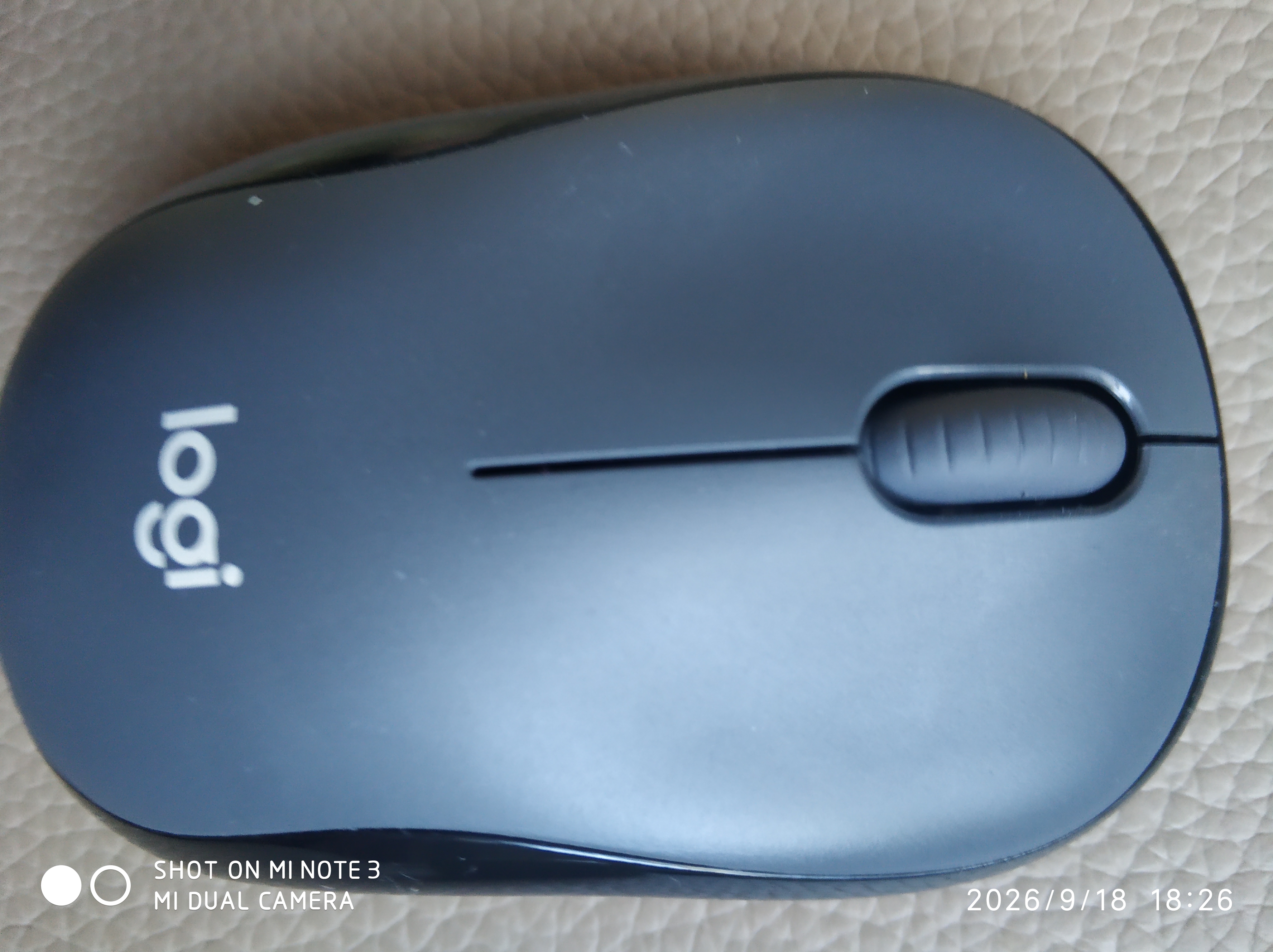 罗技（Logitech）M220 轻音鼠标 无线鼠标 办公鼠标 对称鼠标 带无线微型接收器 灰黑色 实拍图