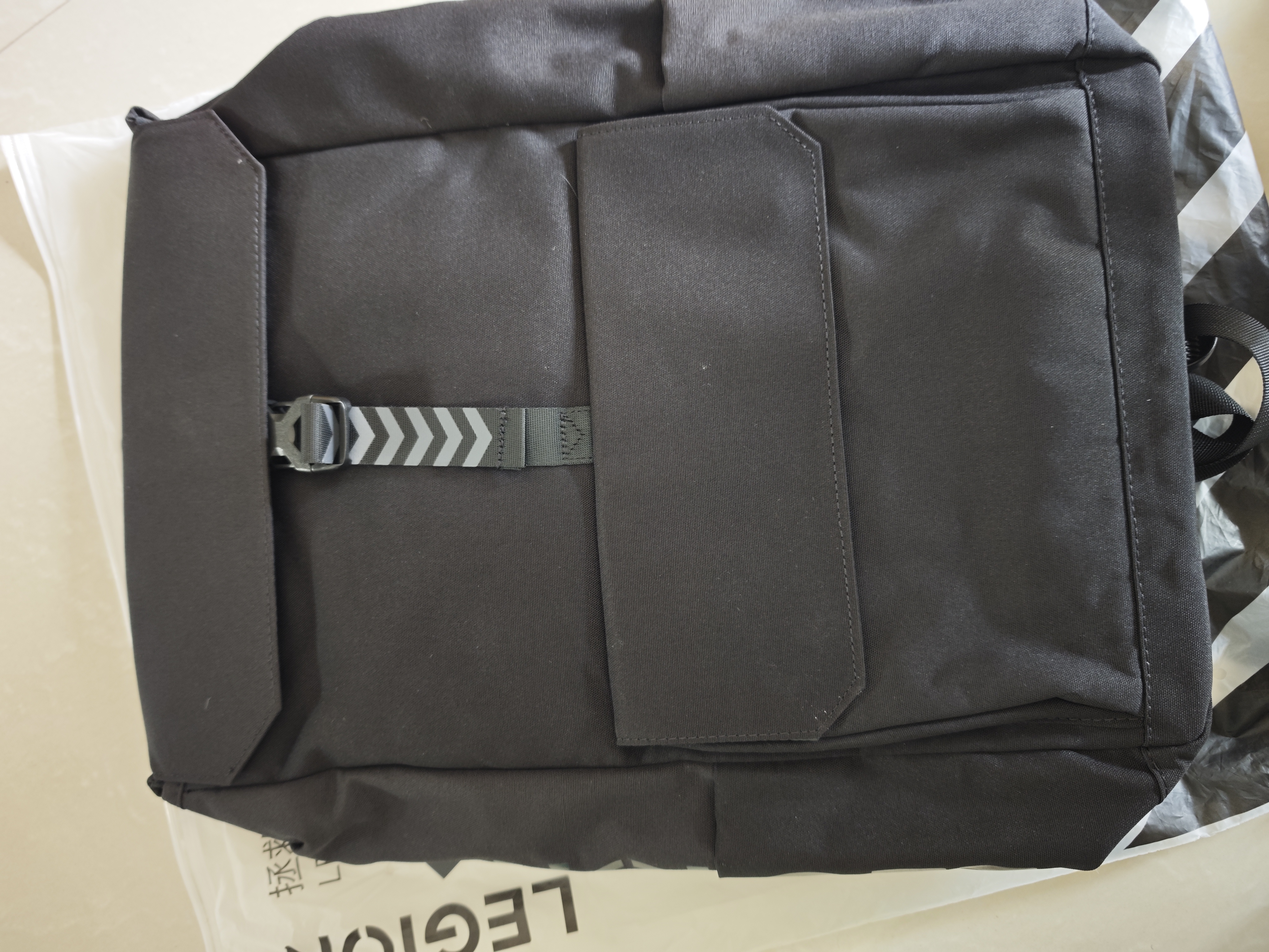 联想（Lenovo）拯救者轻便双肩包C1 Slim 支持16英寸笔记本收纳 独立行李箱绑带 背包大容量时尚休闲旅行包电脑包 实拍图