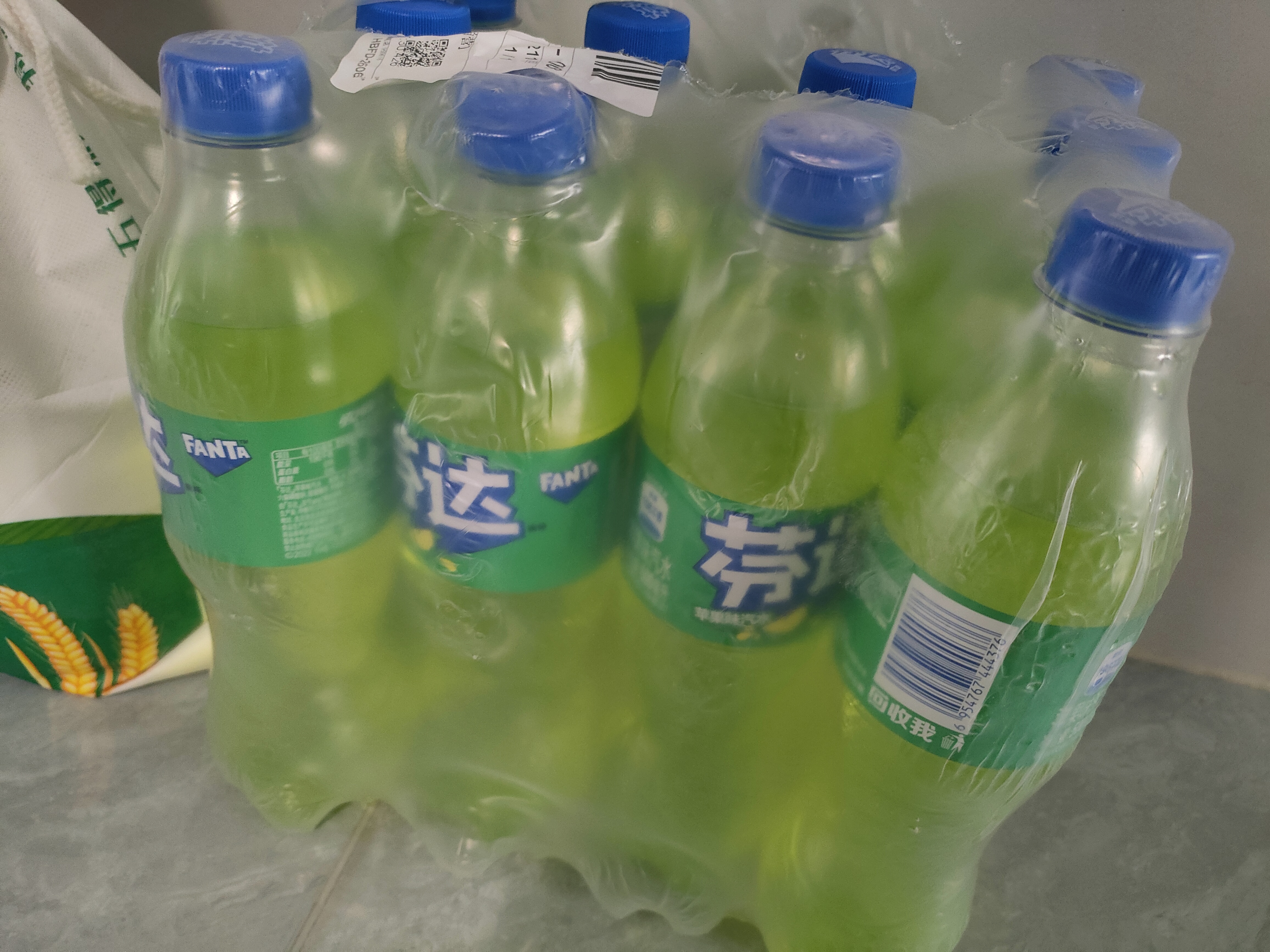 可口可乐（Coca-Cola）芬达 Fanta 苹果味汽水 碳酸饮料500ml*12瓶 整箱装 实拍图