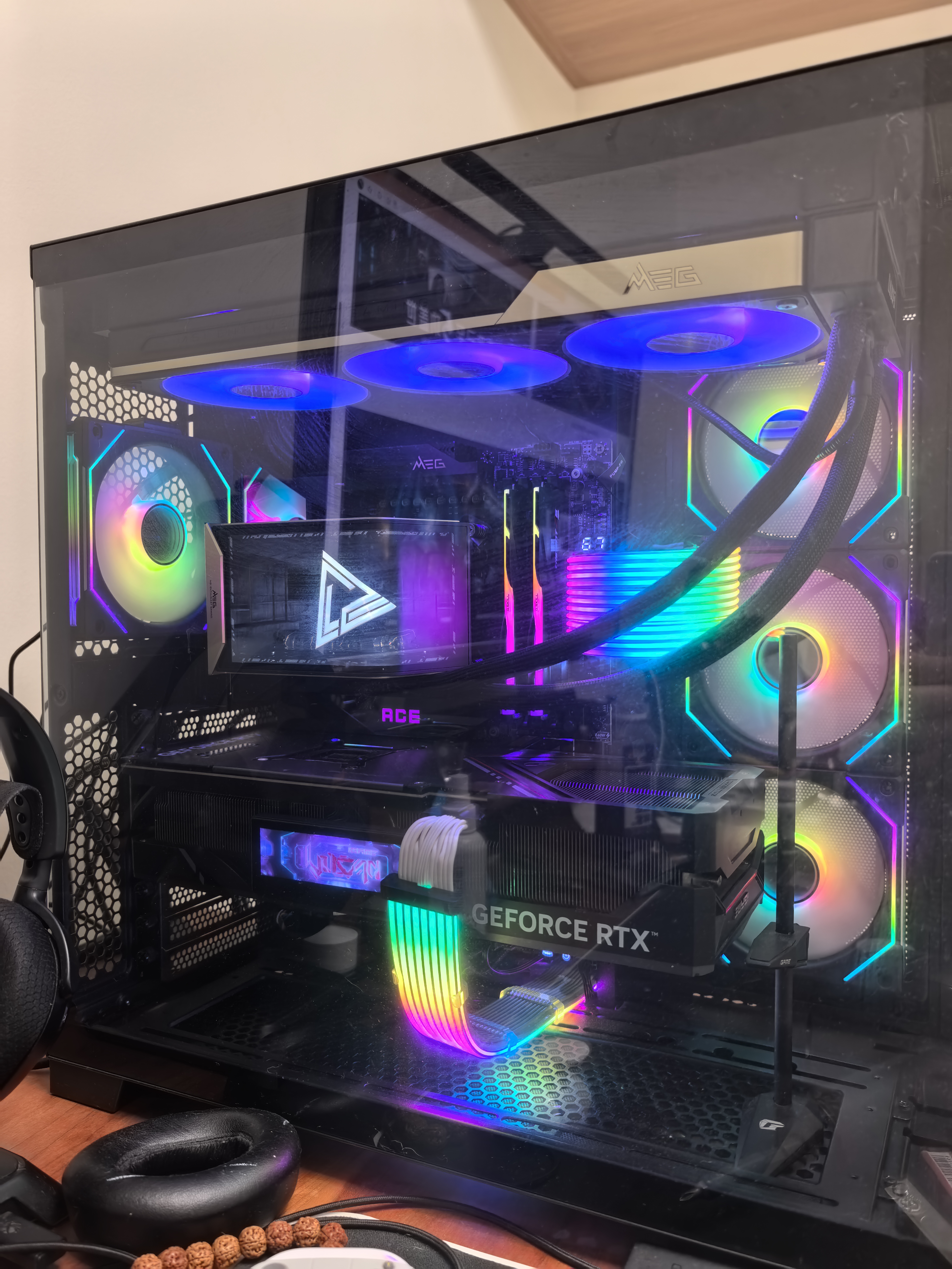 微星（MSI）超神MEG CORELIQUID E15 360一体式CPU水冷散热器6.67英寸AMOLED曲面屏幕/独立MCU/支持9800X3D 实拍图