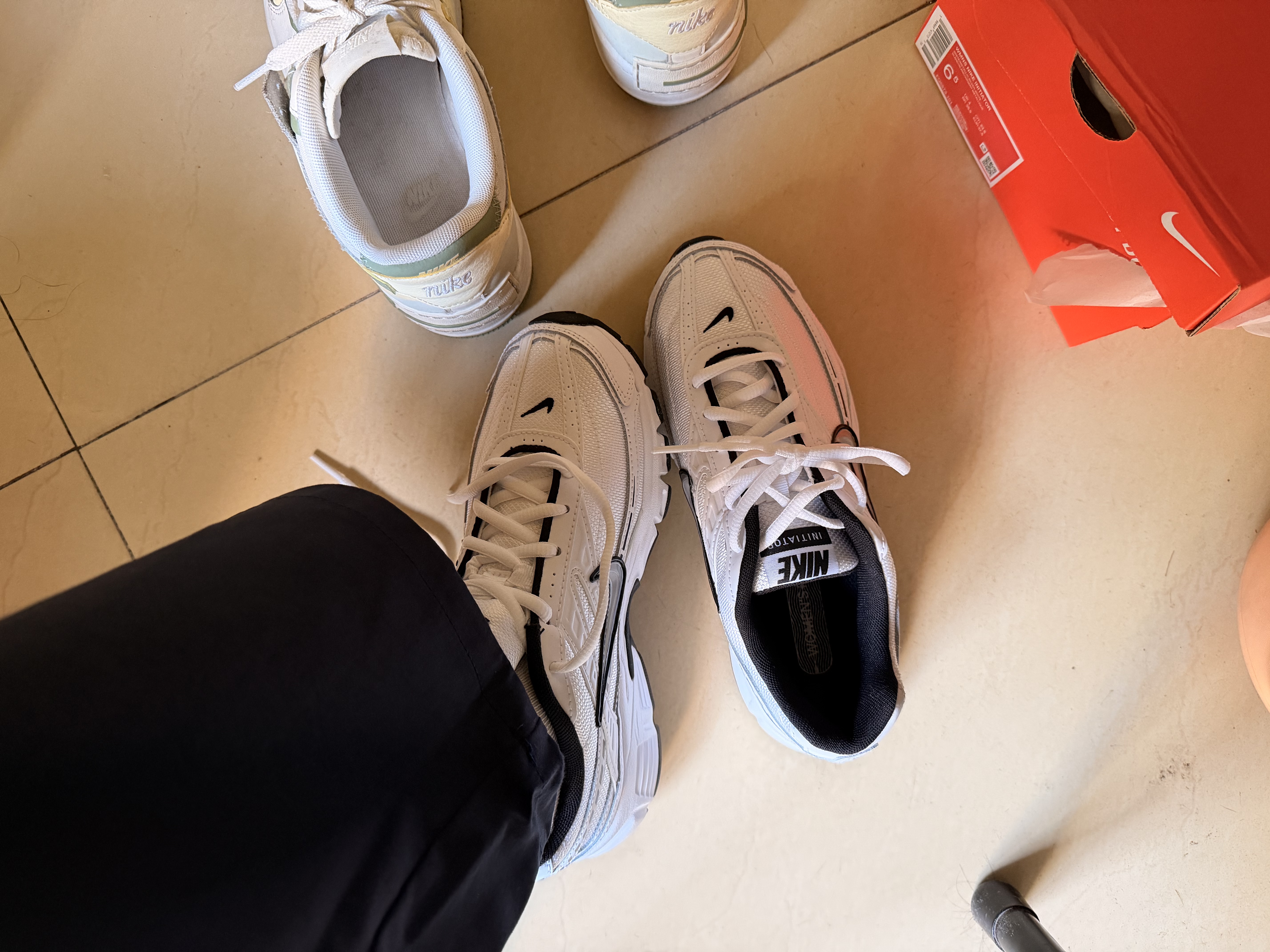 耐克女子透气运动鞋秋冬复古跑鞋风缓震NIKE INITIATOR FQ6873 101白色/金属银/白色/黑 37.5 实拍图